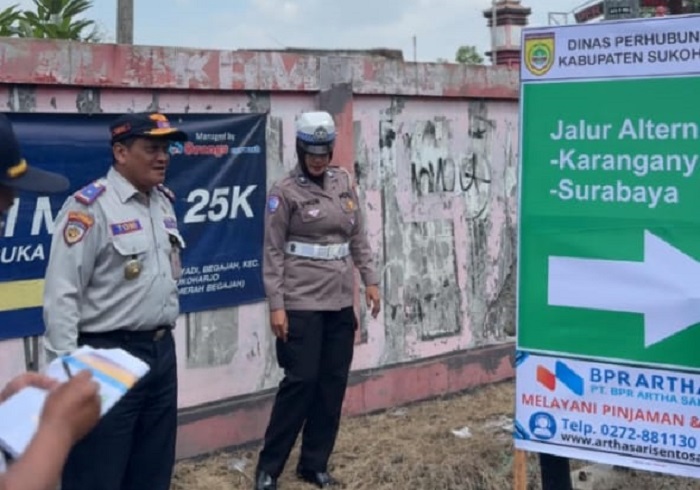 Dishub Sukoharjo mulai memasang rambu lalu lintas portable di sejumlah titik strategis.