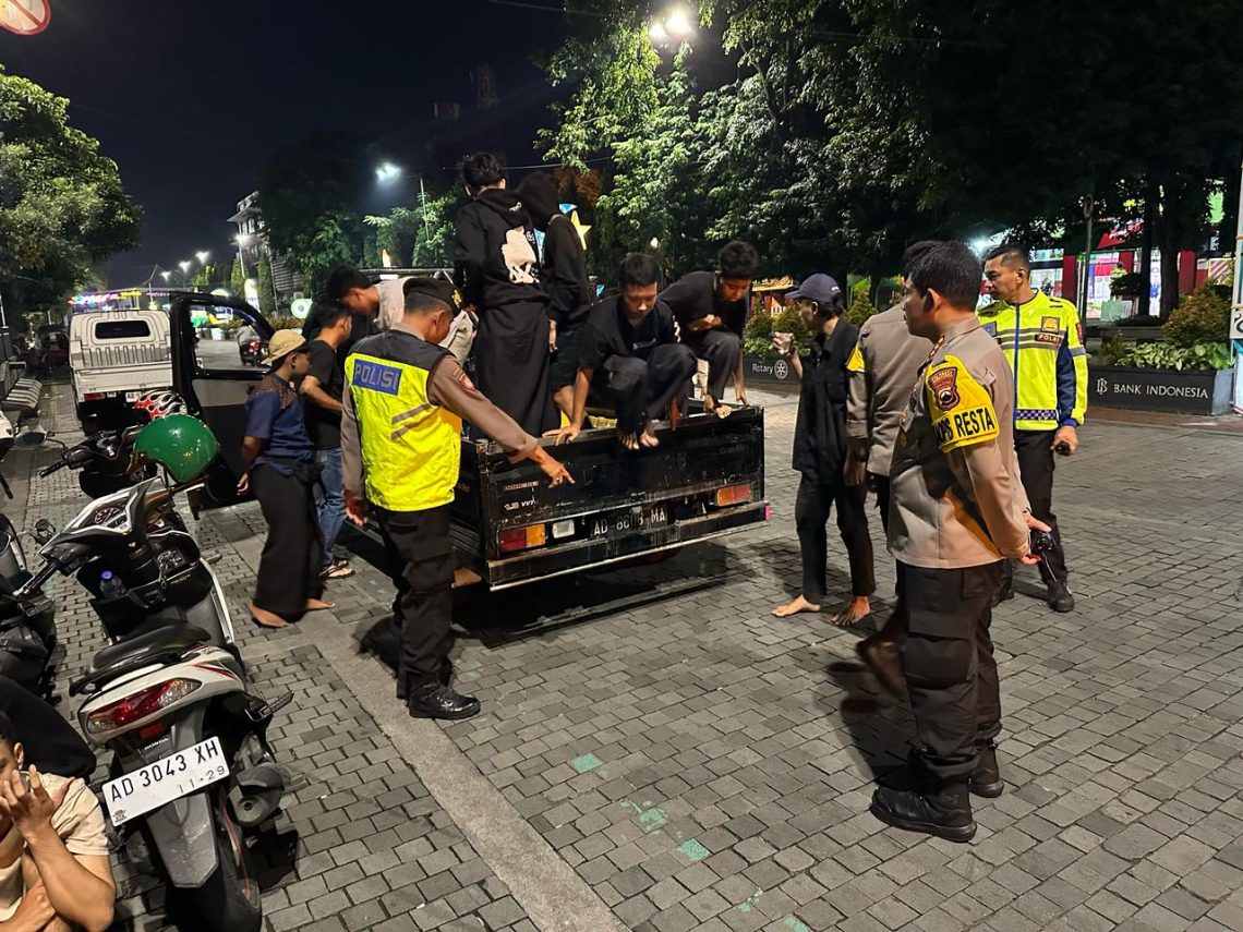 15 pemuda diamankan jajaran Polresta Solo, Minggu (23/3/2025) dini hari, karena melanggar aturan lalu lintas, membawa minuman keras, dan petasan.
