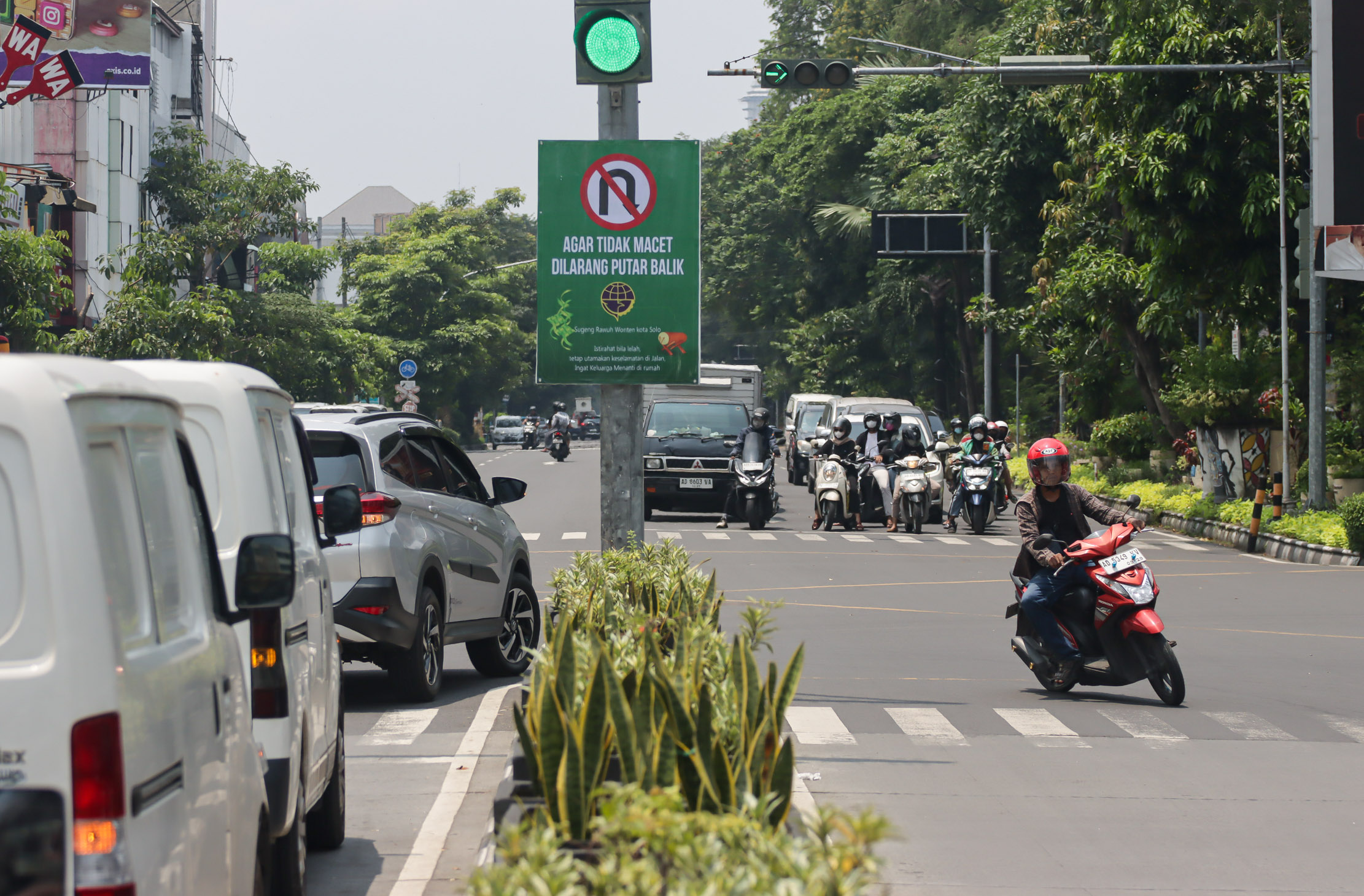 TAK TERTIB: Pengendara terlihat memutar adalah di Simpang empat Purwosari, Senin (24/3/2025).&nbsp;