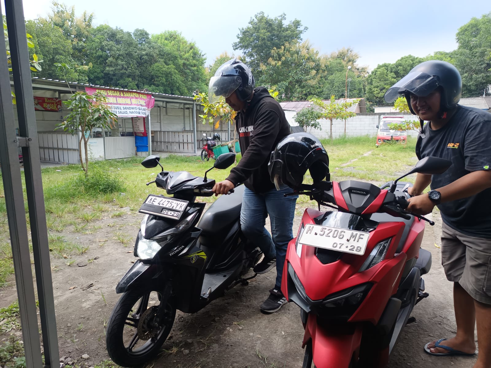 DITATA: Beberapa calon pemudik menitipkan kendaraan motornya di Mapolresta Solo.