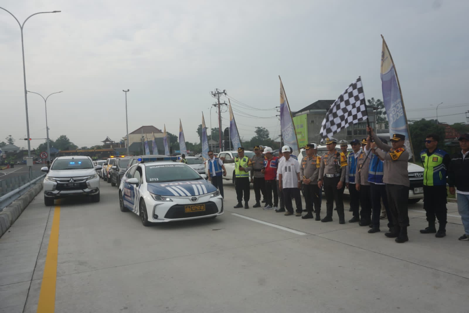 Direktur Utama PT Jasamarga Jogja Solo Rudy Hardiansyah dan Kapolres Klaten AKBP Nur Cahyo Ari Prasetyo melakukan pengibaran bendera start di exit tol Prambanan, Klaten. (Angga Purenda/Radar Solo)