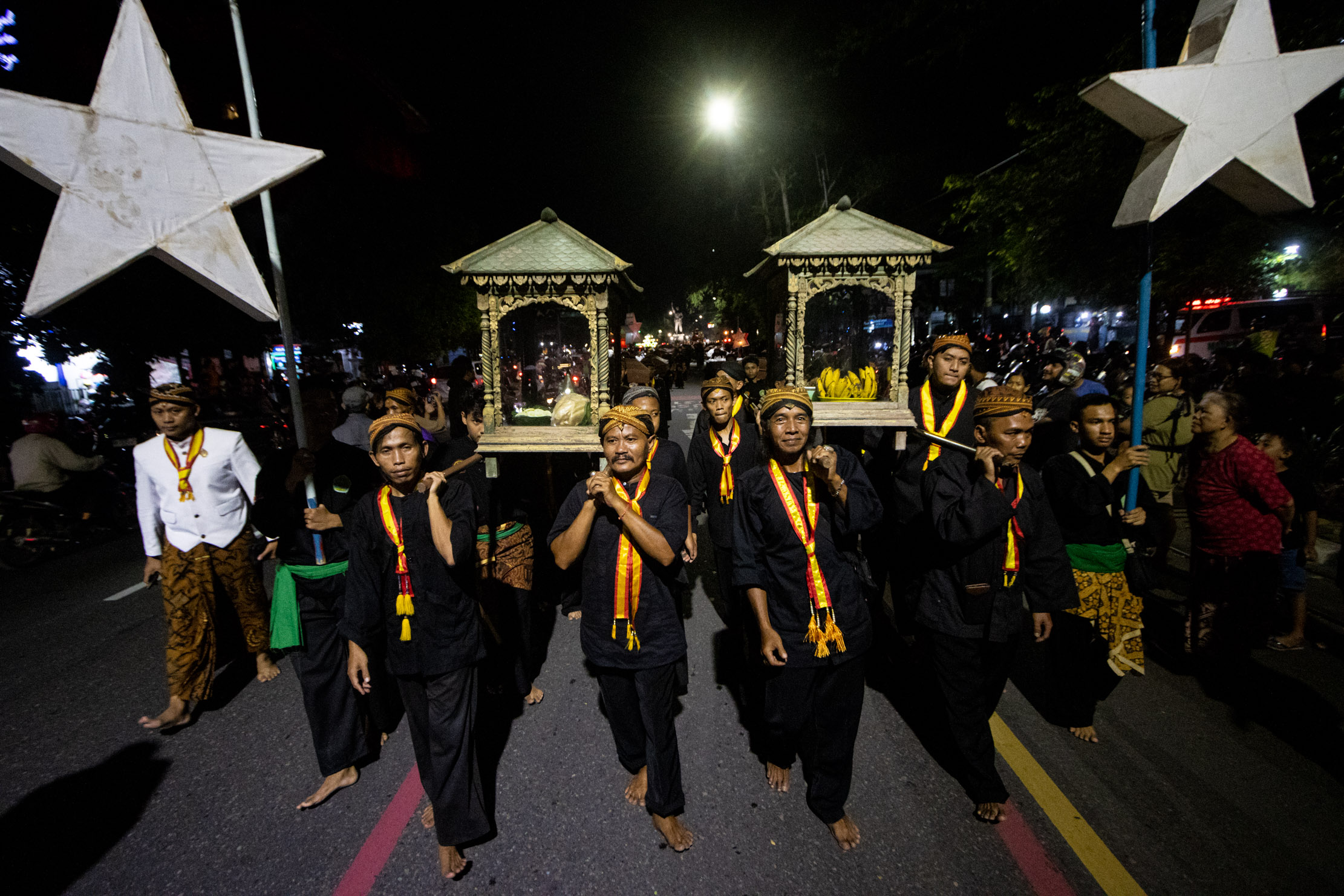 SEMARAK: Prosesi kirab budaya yang digelar Keraton kasunanan Surakarta dalam menyambut malam selikuran, Kamis malam (20/3/2025).