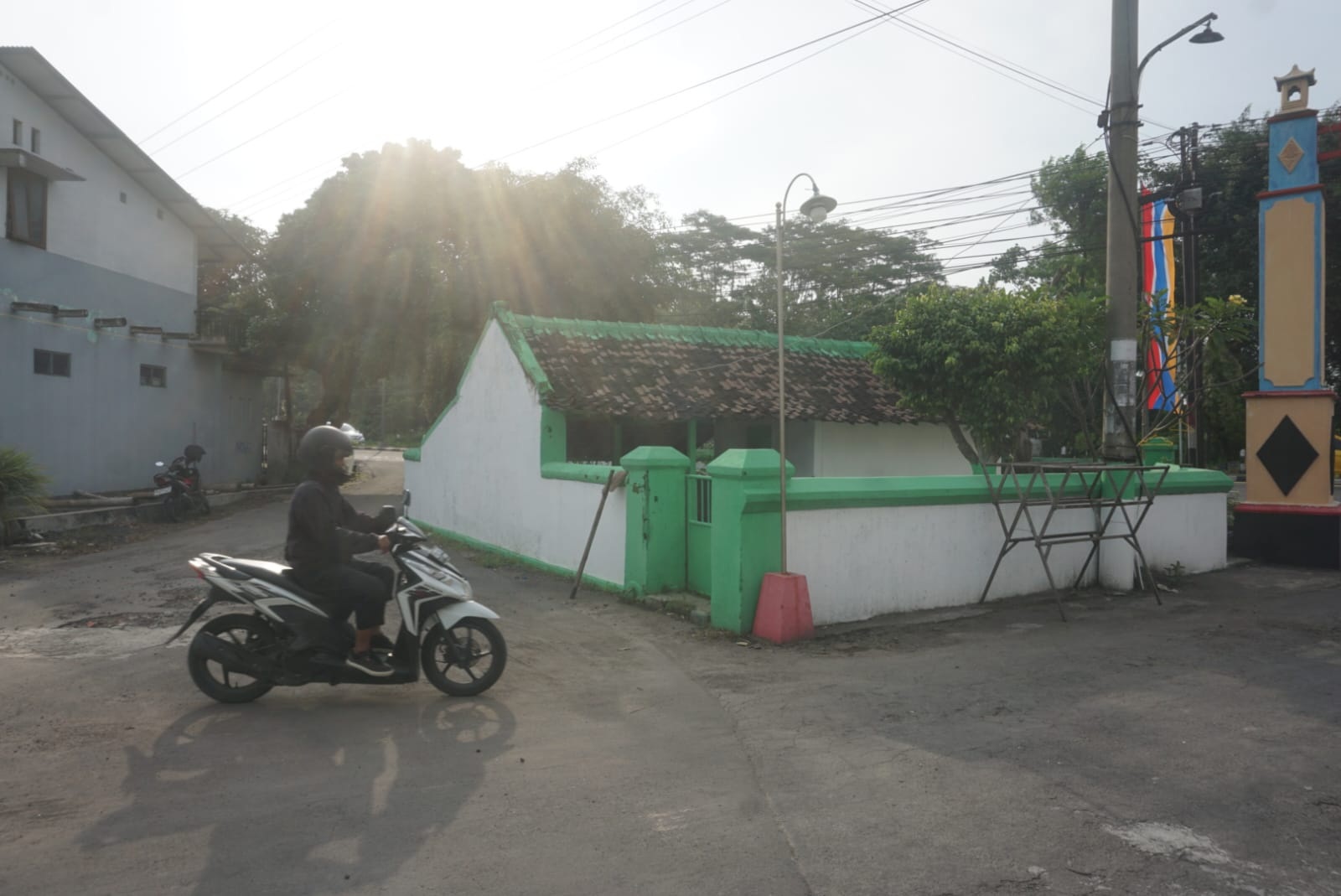 LENGANG: Pengguna jalan melintasi petilasan rumah singgah jenazah raja Keraton Kasunanan di Penggung, Desa Jambukulon, Ceper, Klaten.