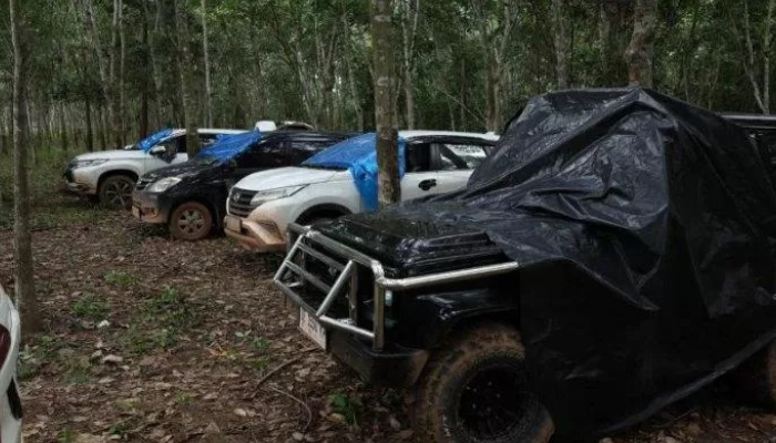 Deretan mobil kelas atas milik pelaku sabung ayam yang ditinggal di TKP saat penggerebekan di Way Kanan, Lampung.