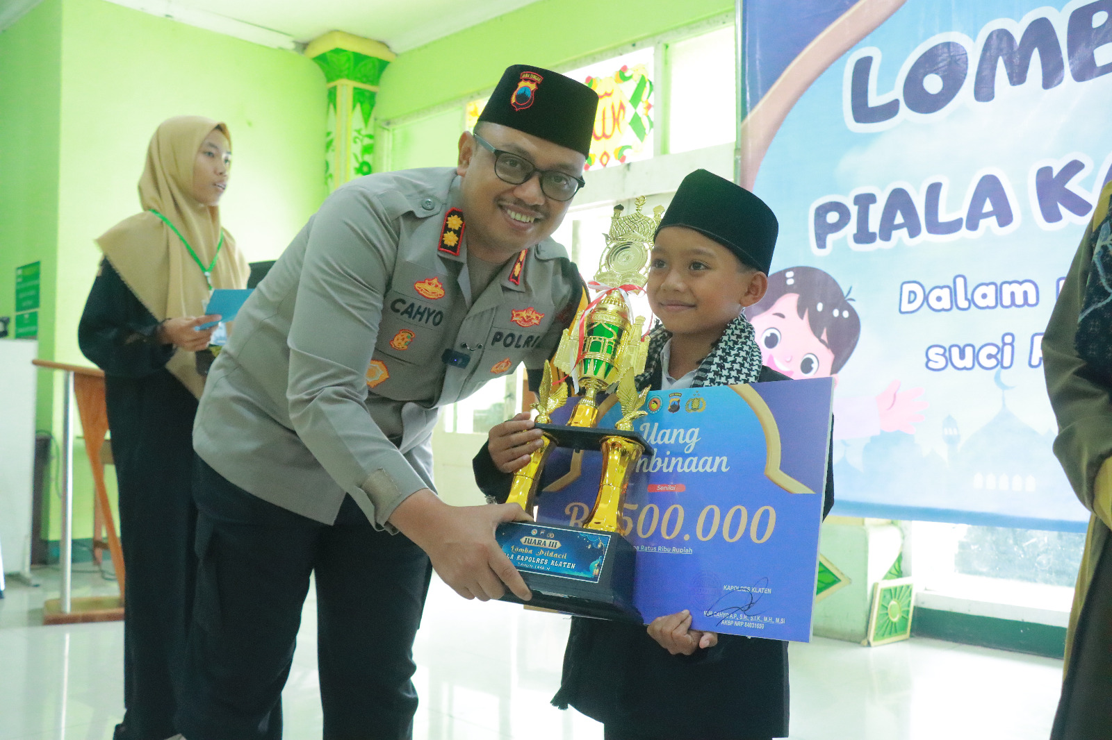 Kapolres Klaten AKBP Nur Cahyo Ari Prasetyo saat menyerahkan hadiah bagi para pemenang lomba Pildacil dalam lomba Pildacil Piala Kapolres Klaten, Minggu (23/3/2025).