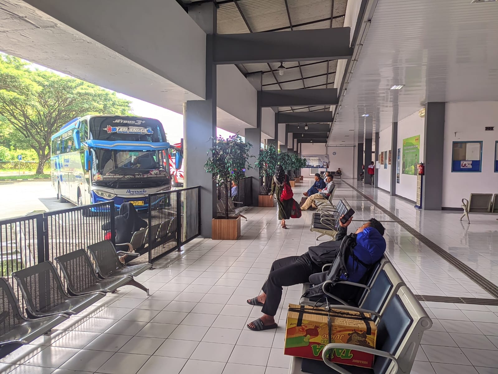 Suasana di Terminal Giri Adipura Wonogiri, Senin (24/3/2025). Tercatat sebanyak 3.014 penumpang tiba pada Minggu (23/3/2025) kemarin.