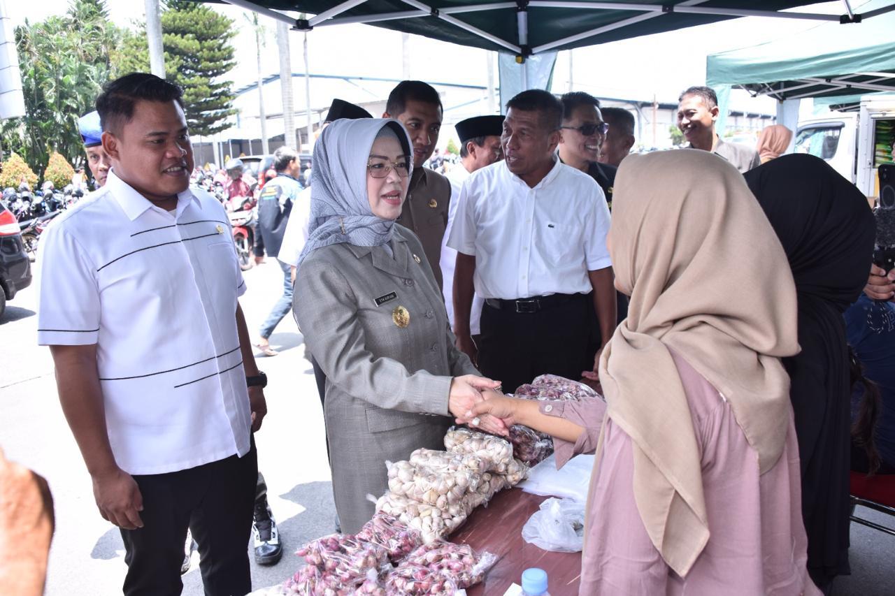 Pemkab Sukoharjo salurkan bansos berupa beras kepada 4.100 eks karyawan PT Sritex yang terkena PHK, Senin (24/3/2025).