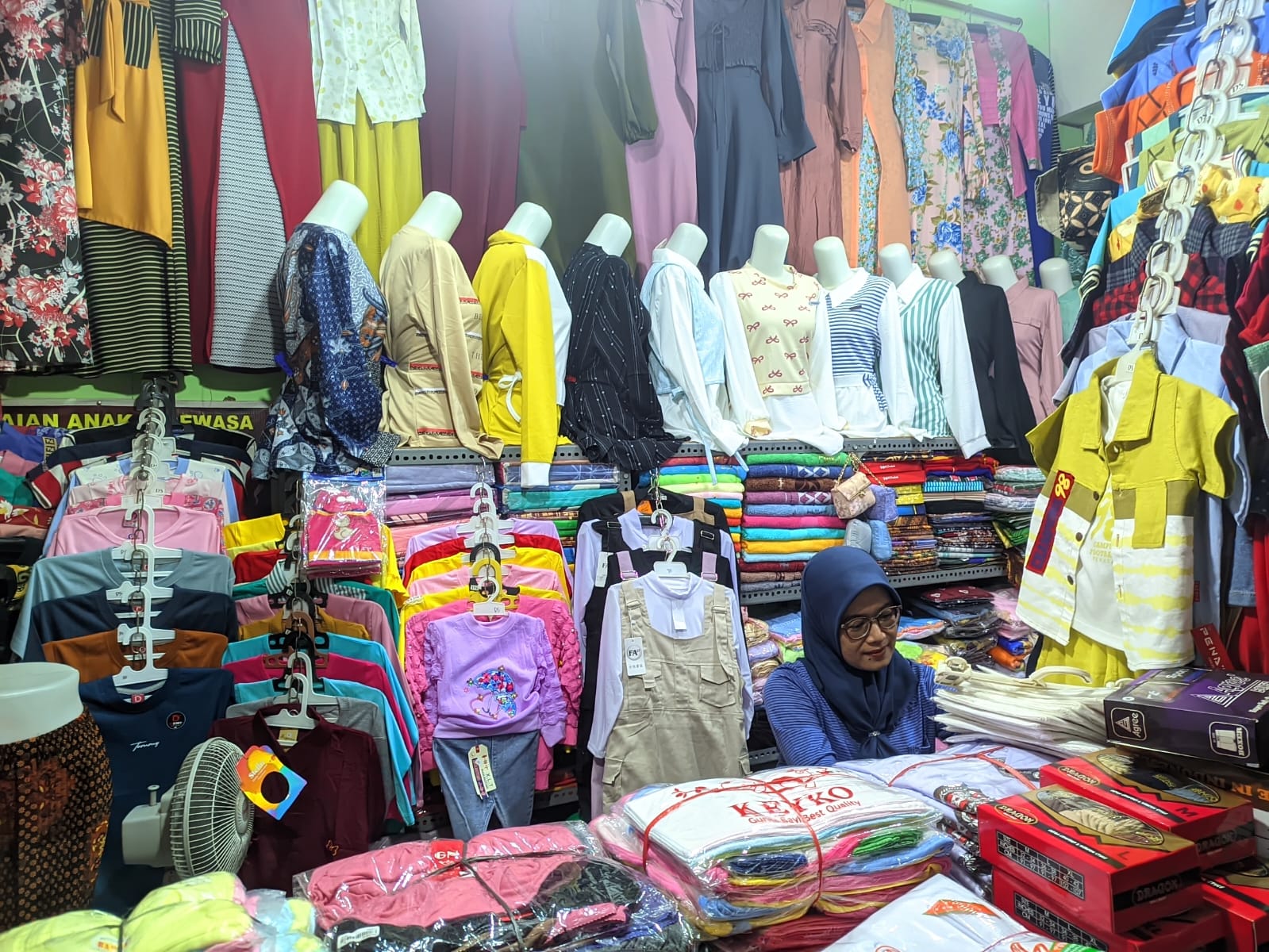 Salah satu kios pedagang pakaian di Pasar Kota Wonogiri.