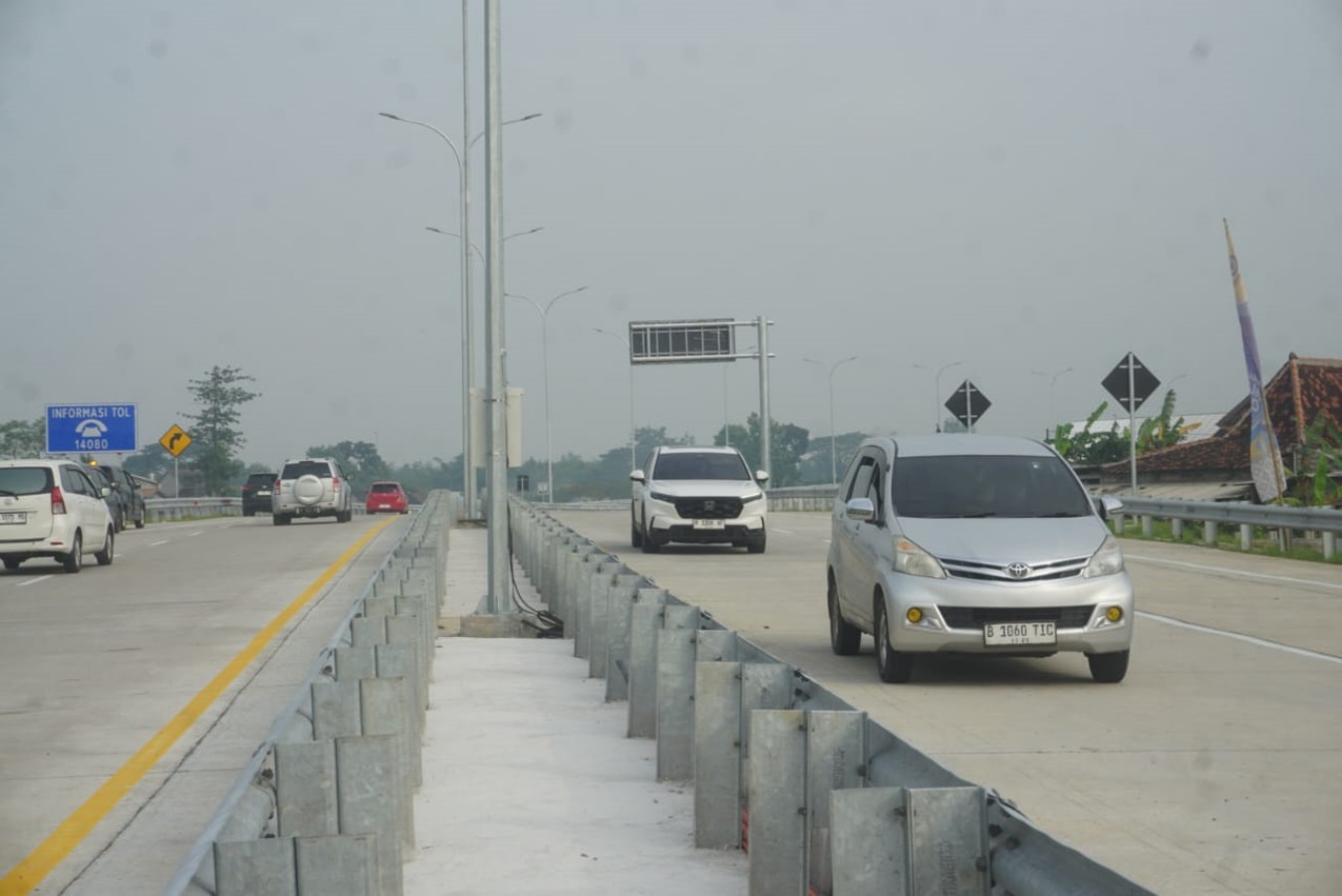 Sejumlah kendaraan yang melintas Jalan Tol Solo-Jogja segmen Klaten-Prambanan.