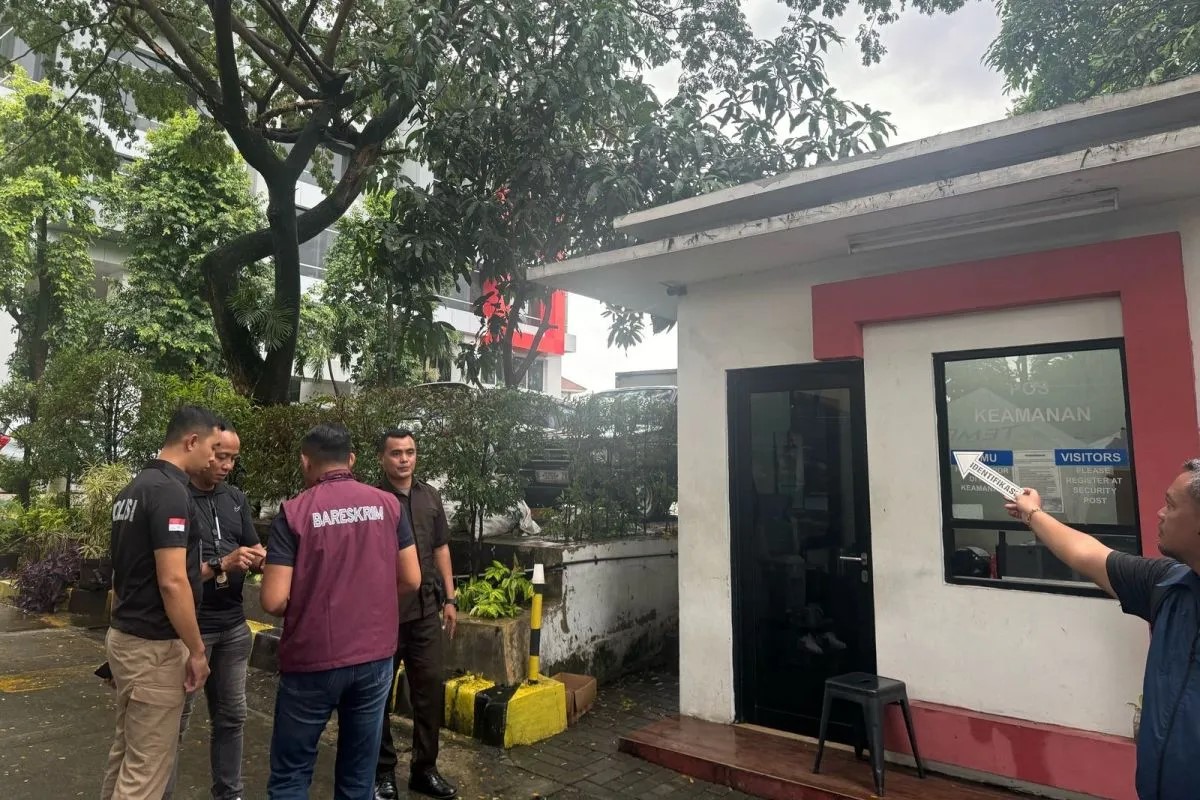 Penyidik Dittipidum Bareskrim Polri melakukan olah TKP di Gedung Tempo, Jakarta Selatan, Minggu (23/3/2025)
