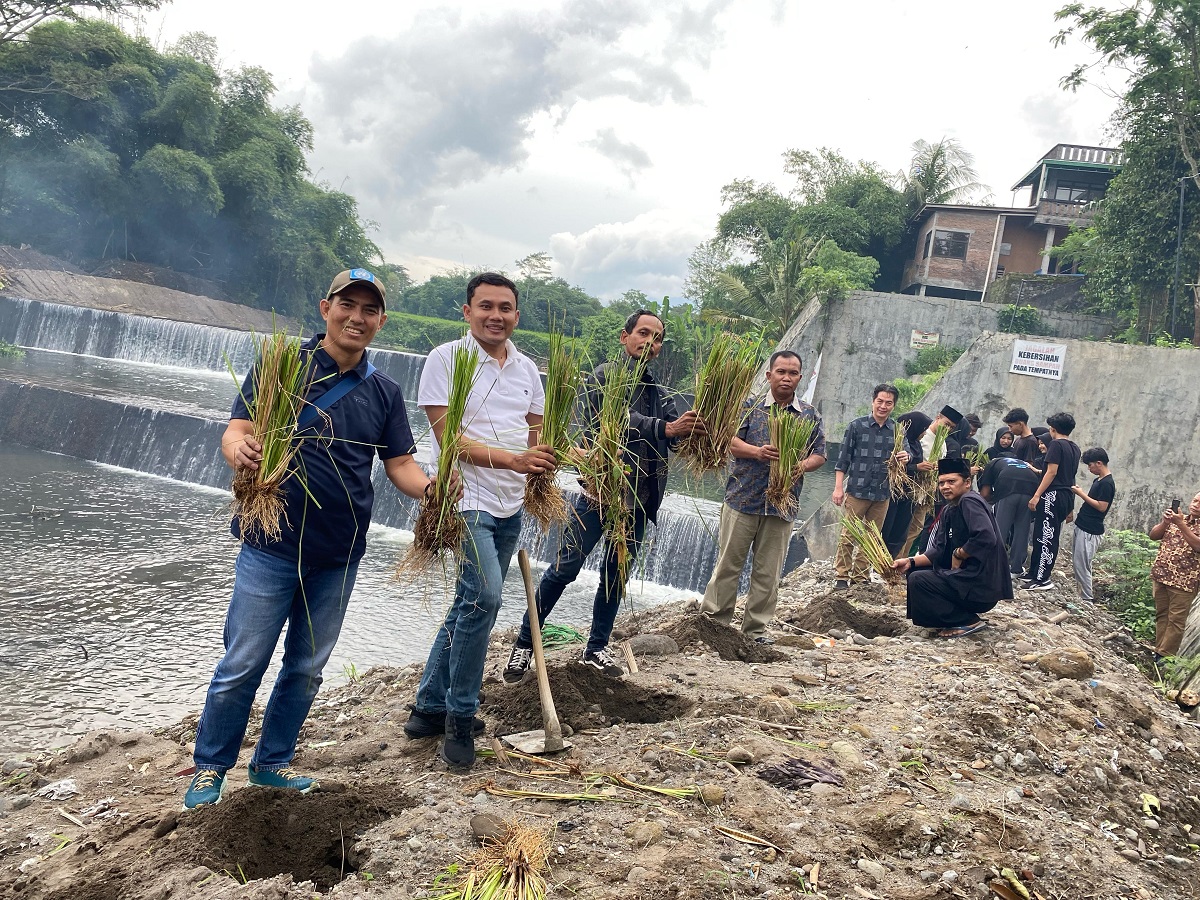 Kegiatan penanaman akar wangi di bibir Sungai Pusur di Desa Cokro, Tulung, Klaten dalam rangka memperingati Hari Air Sedunia 2025