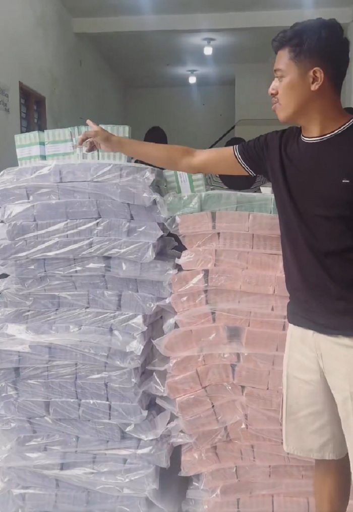 Tumpukan uang baru di ruko kawasan Bangil, Pasuruan yang jumlahnya disebut mencapai Rp 2 Miliar.