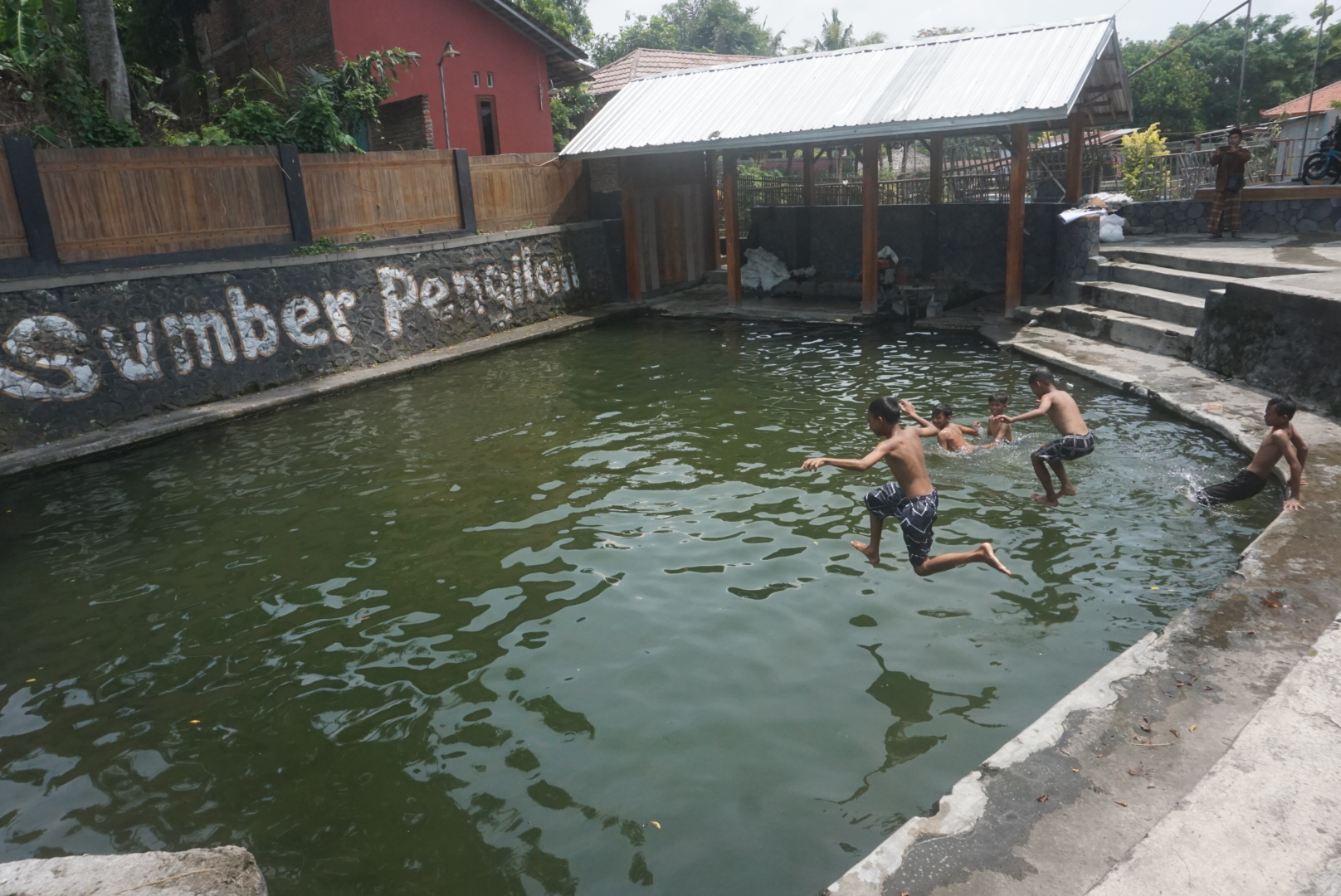 Anak-anak sedang berenang di Sumber Pengilon di Desa Kahuman, Kecamatan Ngawen, Klaten.