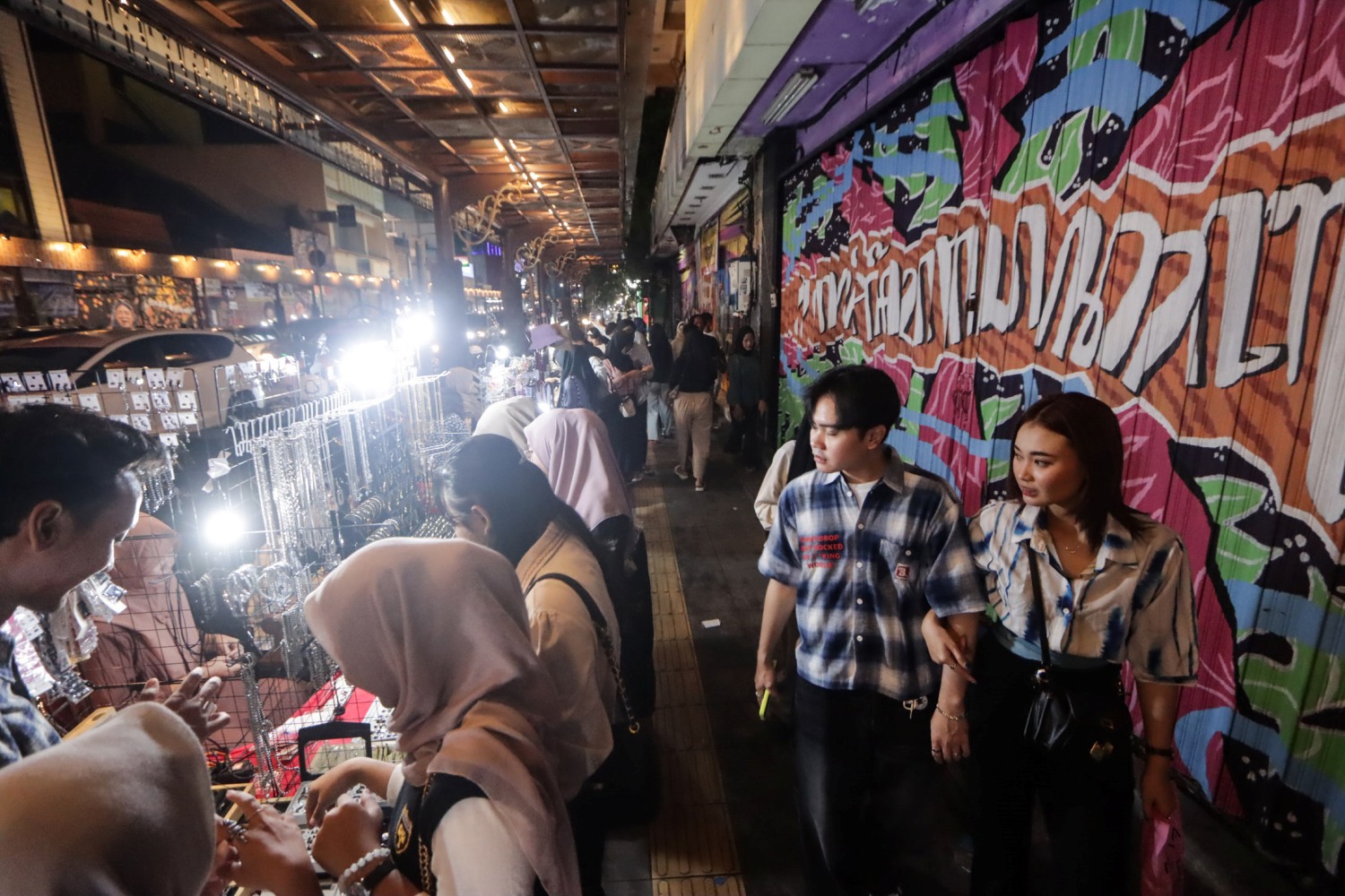 RAMAI: Susana event Solo Is Solo yang digelar di Koridor Gatot Subroto (Gatsu) saat Sabtu malam.