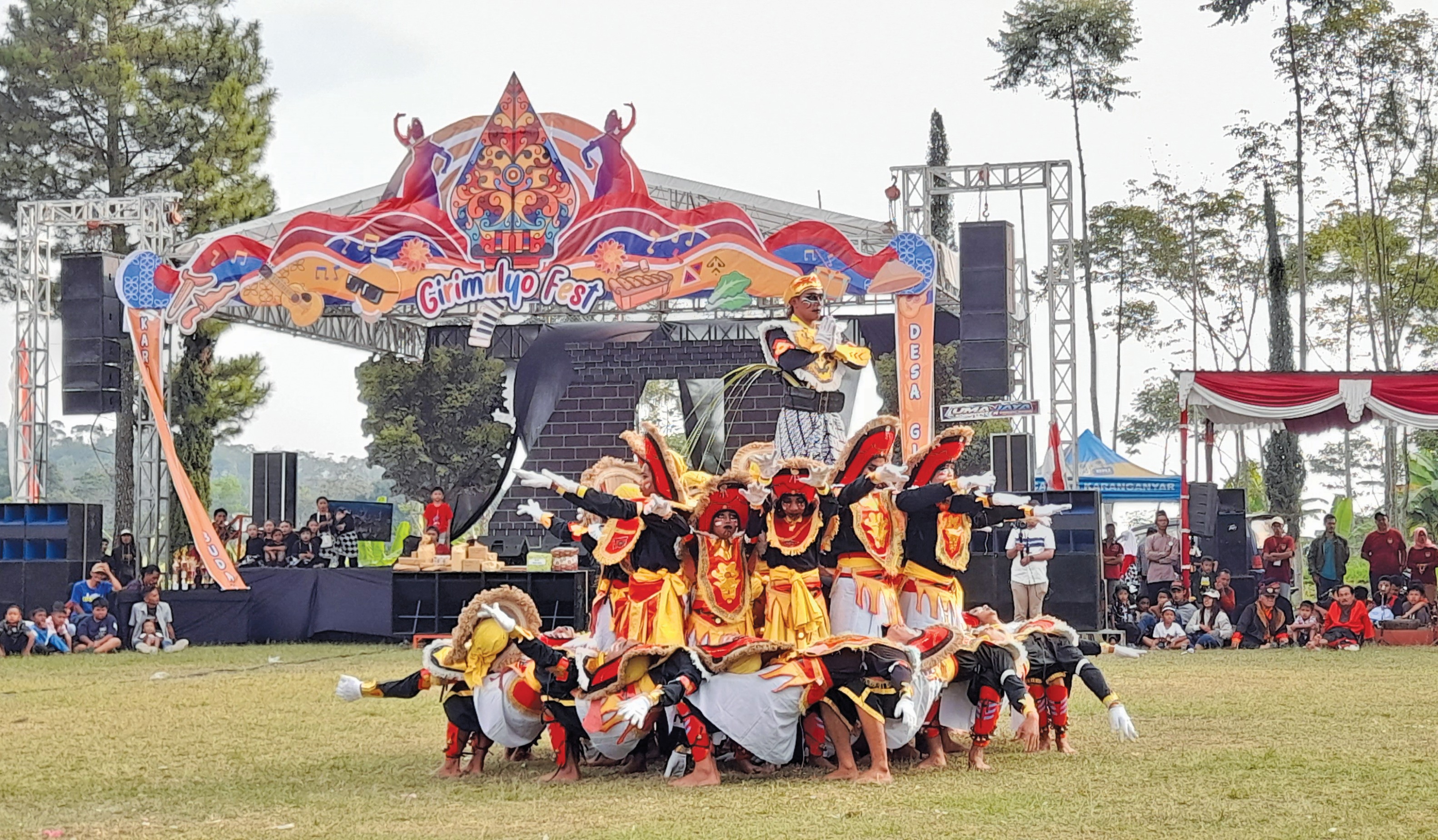 KOLOSAL: Tari sabuk janur dipentaskan sejumlah penari dalam festival budaya di Desa Girimulyo, Kecamatan Ngargoyoso, Kabupaten Karanganyar, belum lama ini.