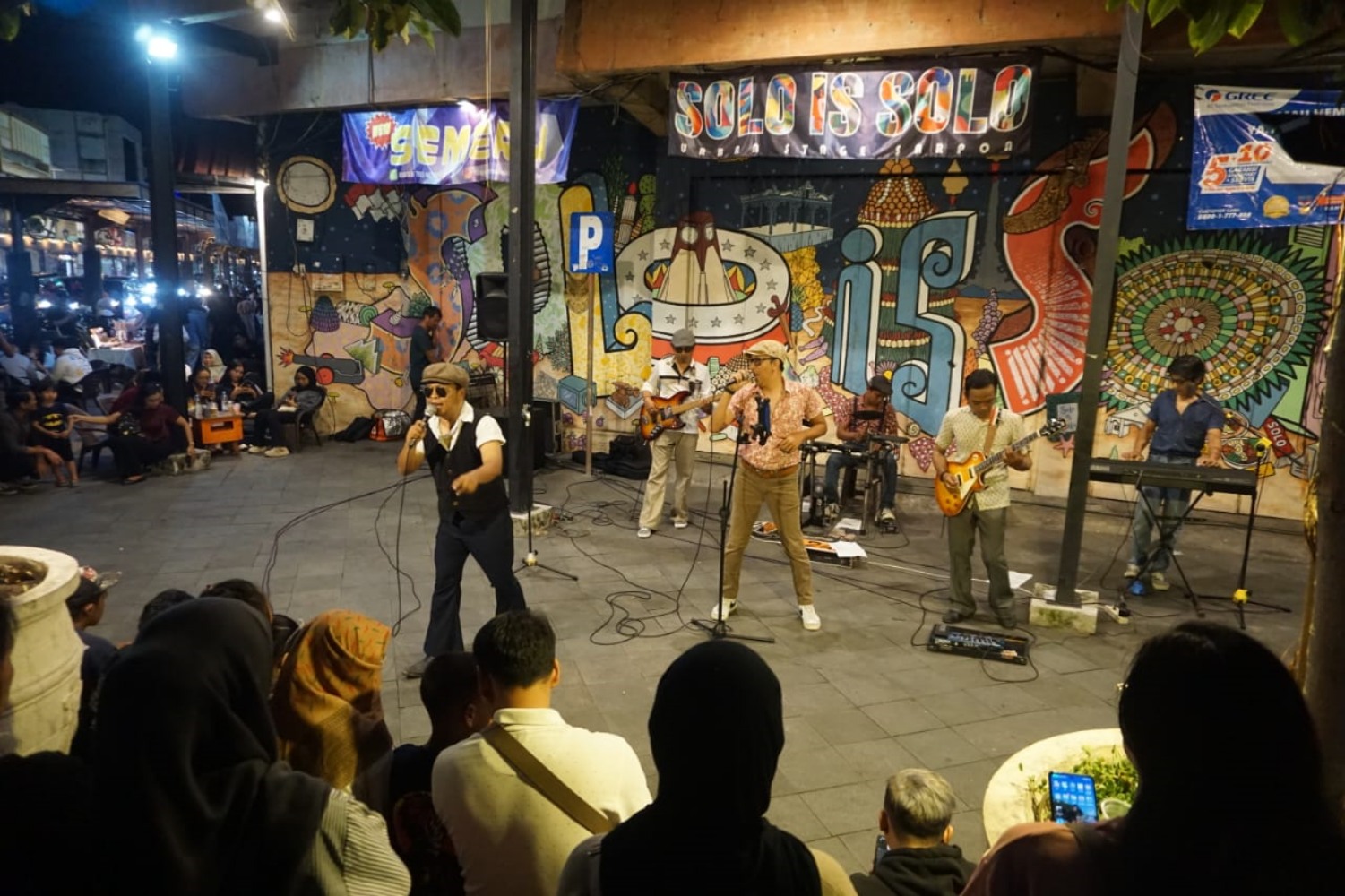 BERDENDANG: Salah satu performer di ajang Solo is Solo yang digelar di Koridor Gatsu, belum lama ini.
