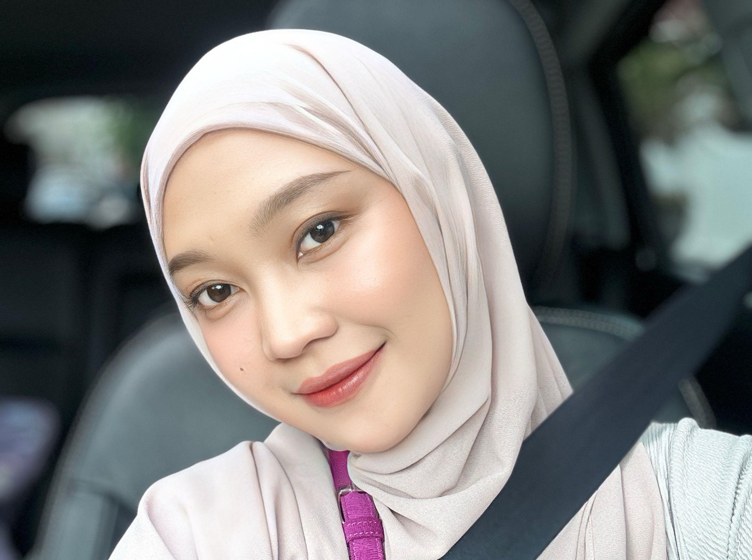 BIKIN PEDE: Make-Up Artist (Mua) asal Kota Bengawan Faradila Ratnasari mencontohkan hasil make-up dengan konsep segar seperti habis mandi.&nbsp;