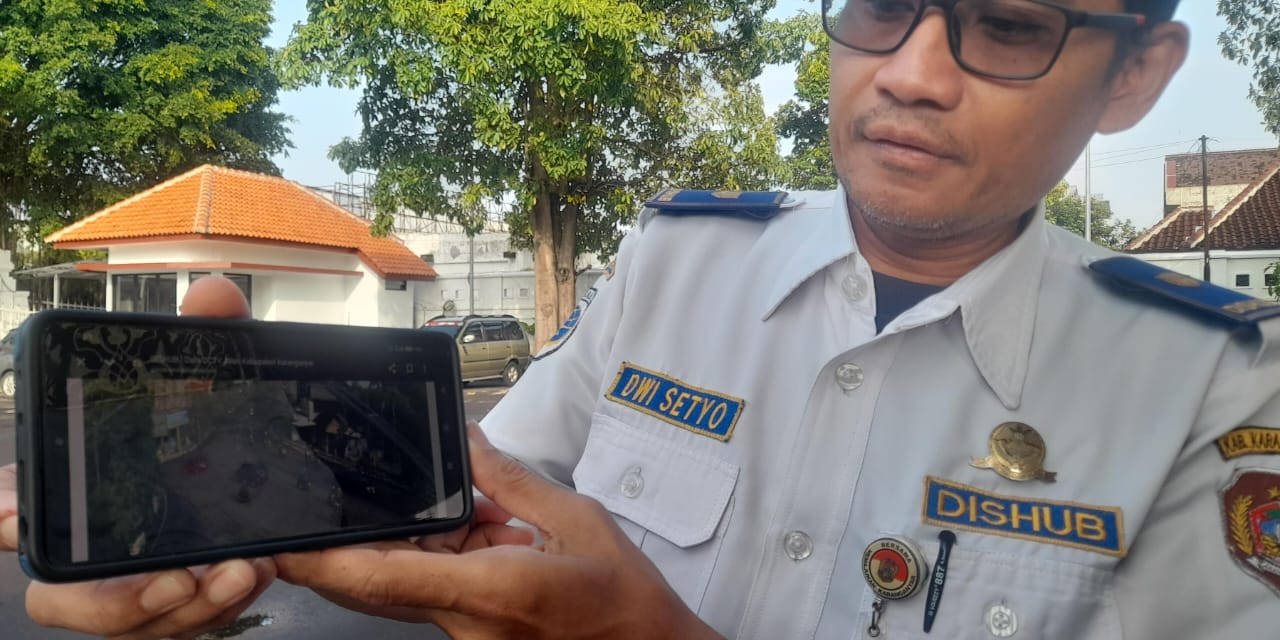 Petugas Dishub Karanganyar menunjukkan rekaman CCTV arus lalu lintas di Karanganyar sebagai persiapan arus mudik Lebaran. (Rudi Hartono/Radar Solo)