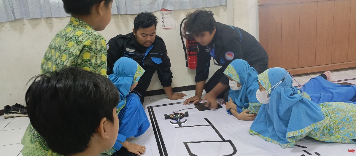 Tim Robot Research UMS dan Tim Program Kemitraan Masyarakat UNS aktif ke sekolah-sekolah untuk memberikan pelatihan dan edukasi teknologi robotik.