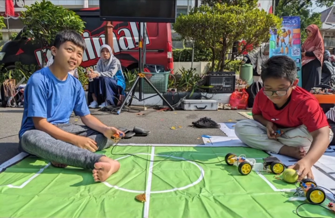 Siswa SDIT Nur Hidayah Solo yang aktif dalam ekstrakurikuler robotik, mulai dari kelas 3 hingga kelas 5.