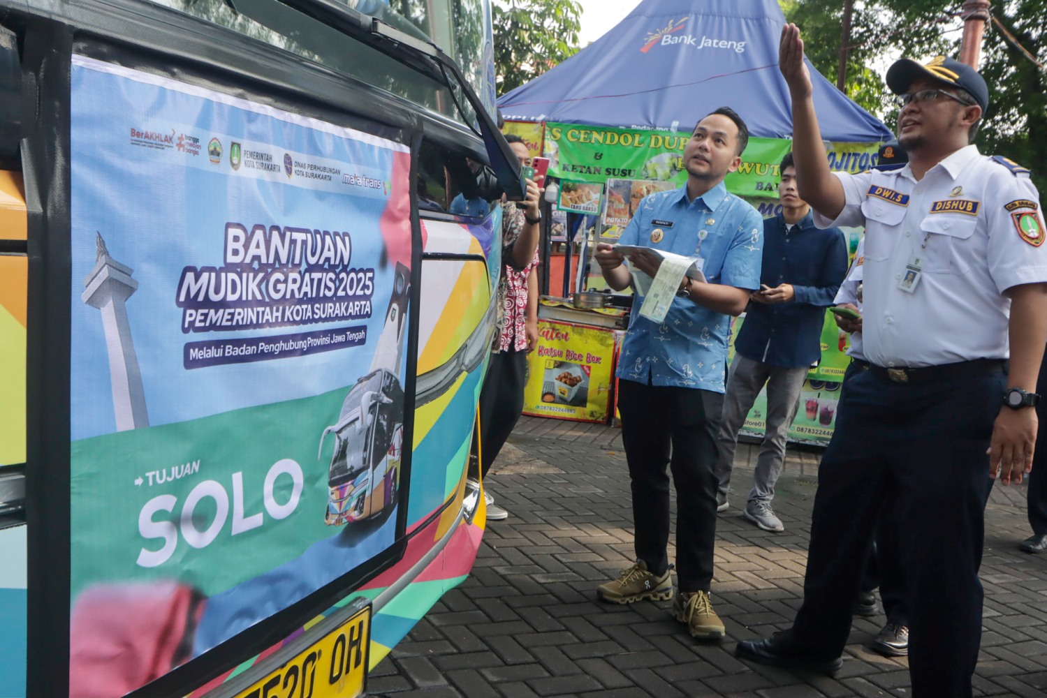 Wali Kota Solo Respati Ardi saat mengecek kondisi armada bus program Mudik Gratis yang akan diberangkatkan menjemput perantau di Jakarta, Selasa (25/3/2025).