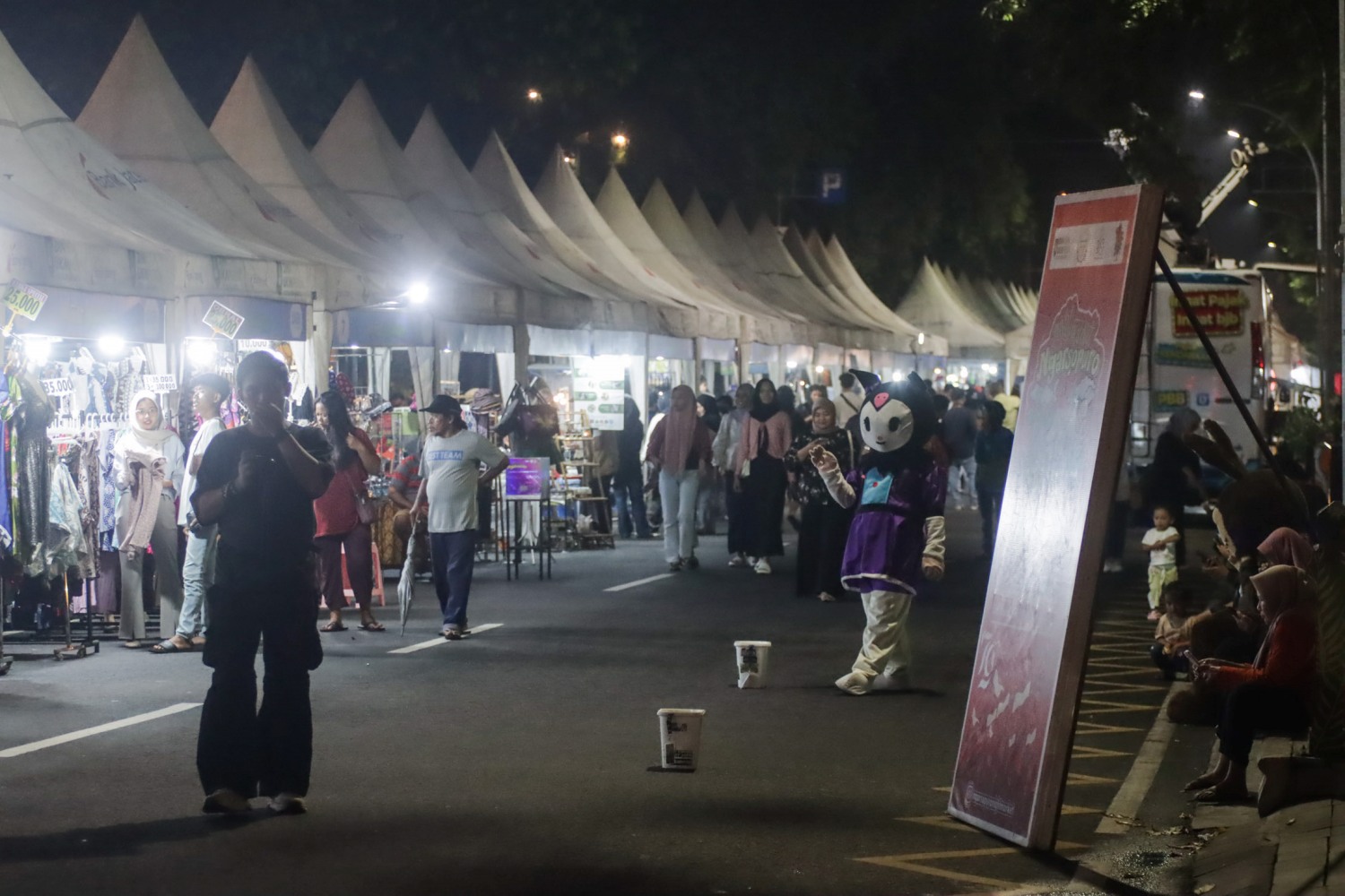 JALAN-JALAN: Pengunjung saat menengok UMKM di Nigth Market Ngarsopuro, belum lama ini.