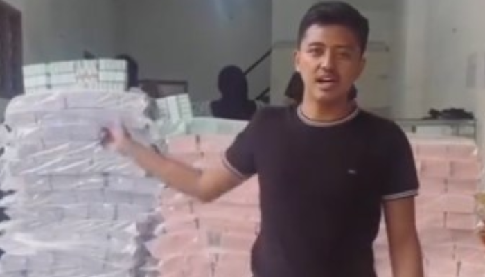 Wilda, pemuda Pasuruan yang pamerkan tumpukan uang baru senilai Rp 2 miliar.