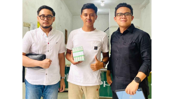 Wildan (tengah), pemuda Pasuruan yang viral pamer uang baru senilai Rp 2 miliar kini didampingi tim pengacara.