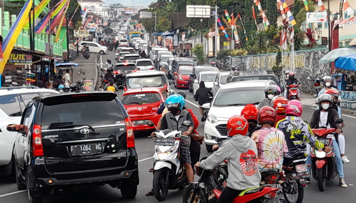 Arus lalu lintas di kawasan wisata Tawangmangu, Karanganyar padat pada Senin (16/9/2024).