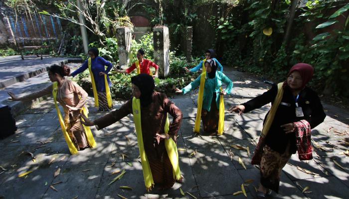 Ibu-ibu berlatih kesenian tari tradisional di salah satu sanggar di Kelurahan Kemlayan, Kecamatan Serengan, Solo. Kemlayan dikenal gudangnya seniman.