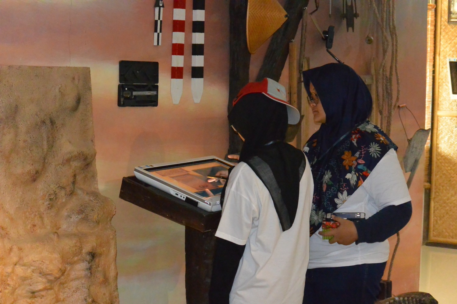 EDUKATIF: Sejumlah pelajar sedang mengakses informasi lewat layar digital di museum Klaster Manyarejo.
