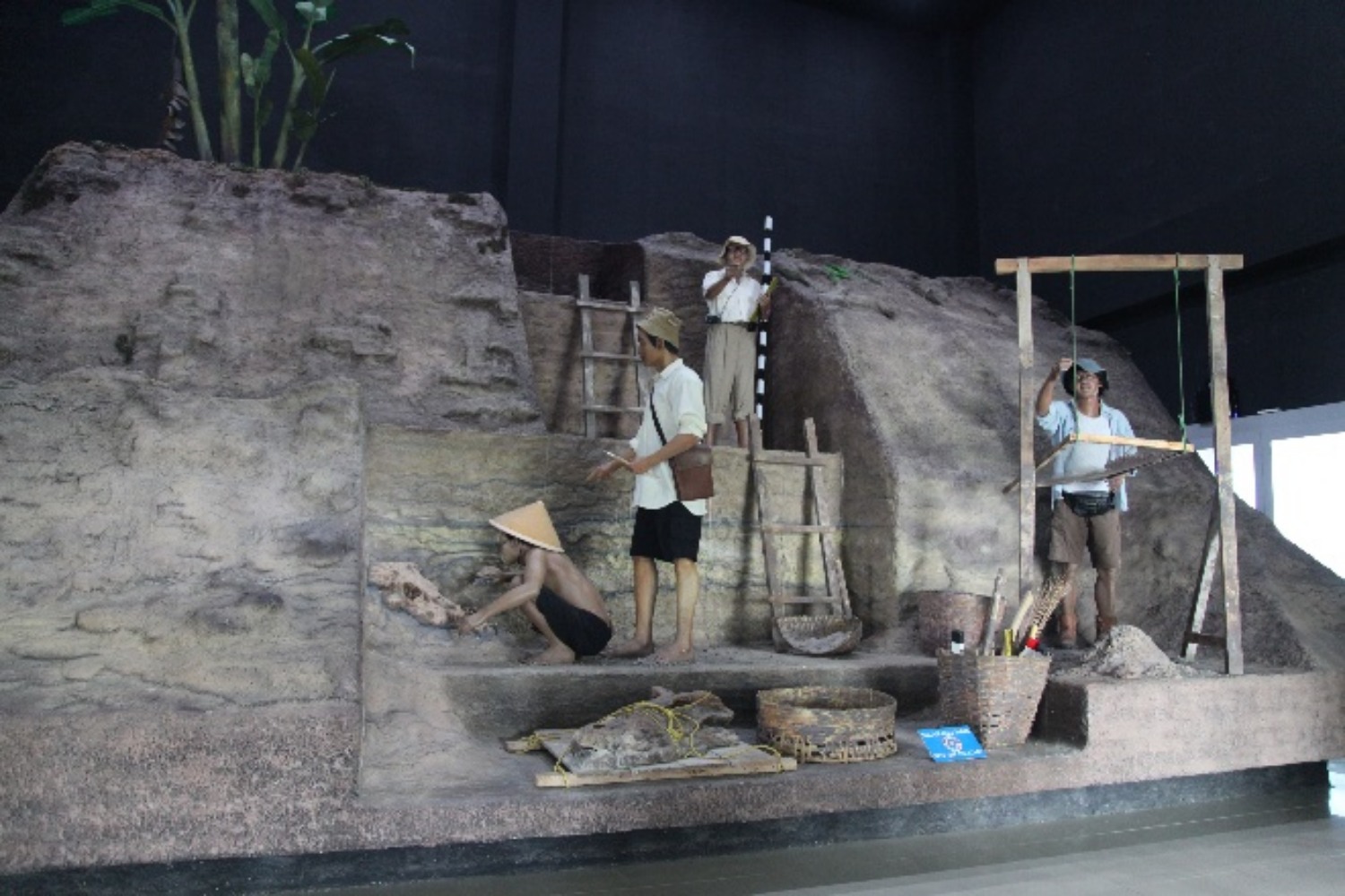 LENGKAP: Replika yang menceritakan peneliti lokal hingga mancanegara melakukan penggalian lokasi ditemukannya fosil purbakala di Sangiran.