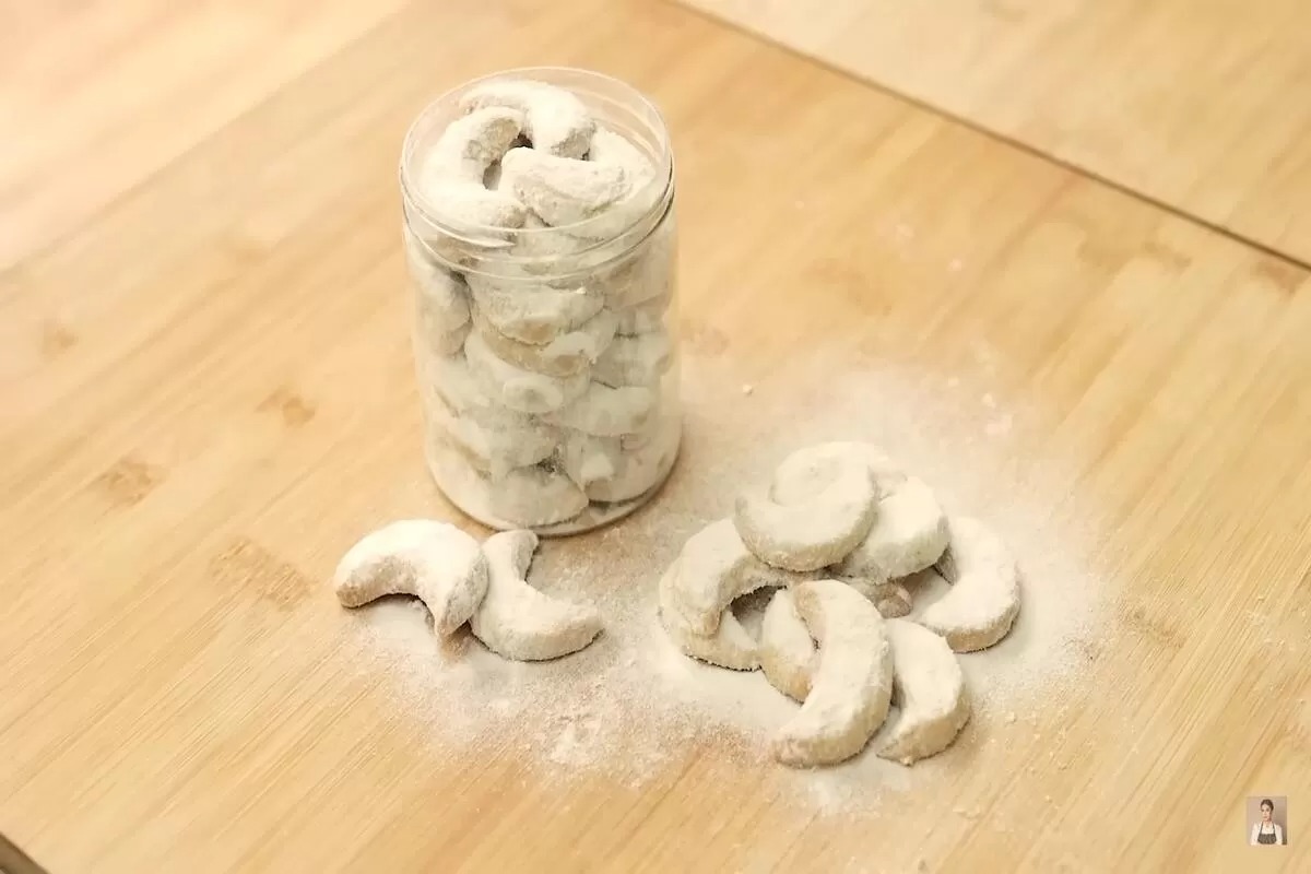 Kue putri salju ala Chef Devina Hermawan.