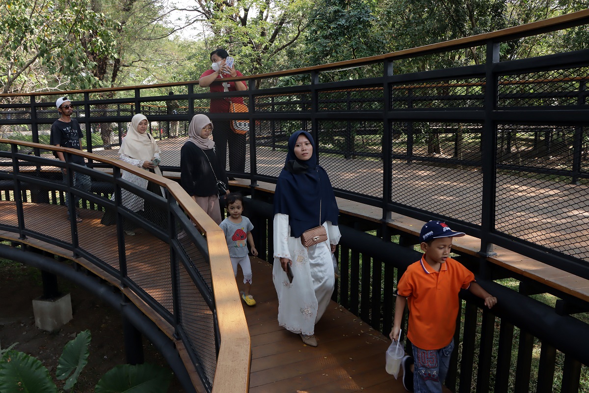 Anak-anak menikmati suasana di Taman Balekambang Solo.