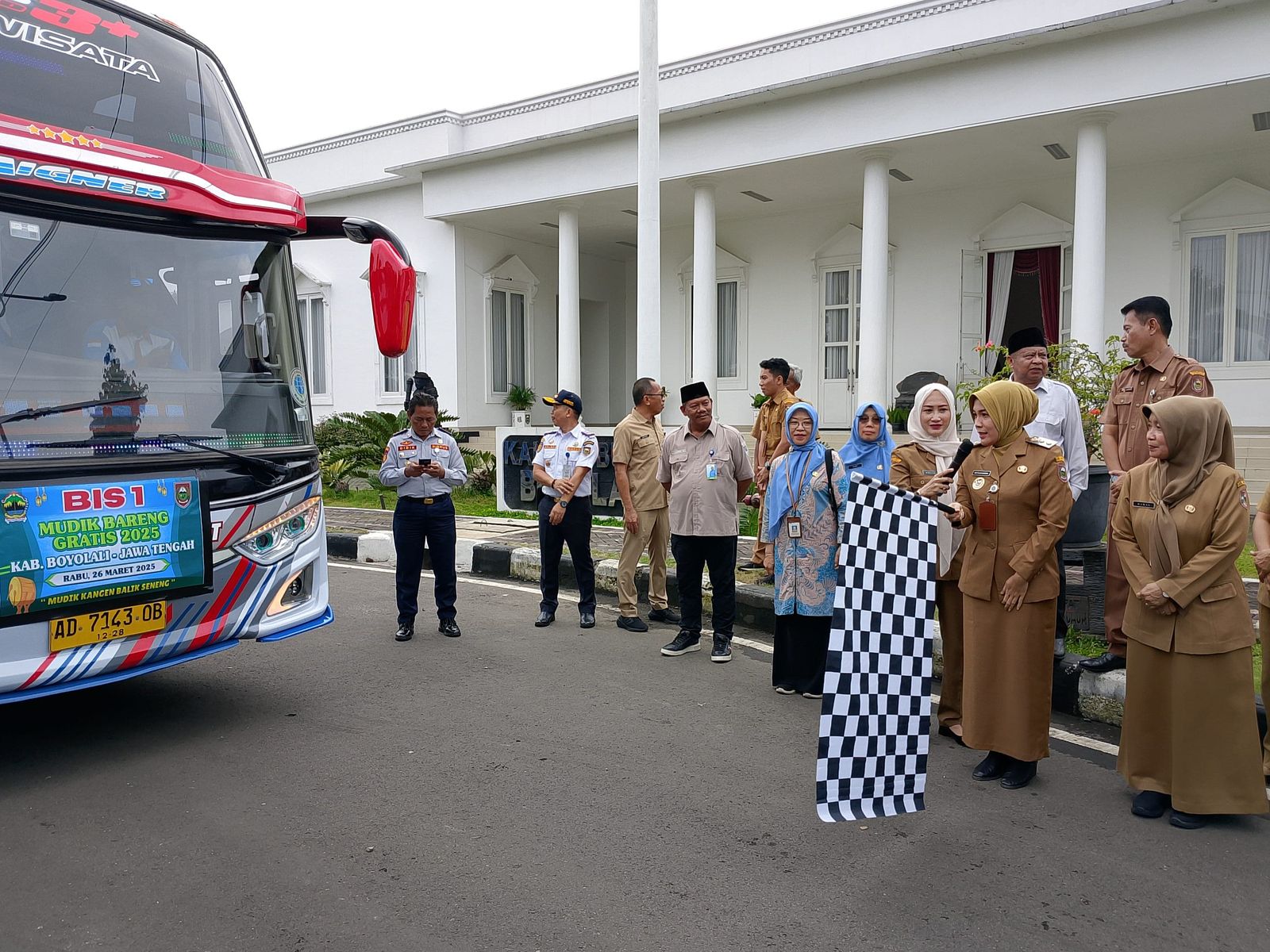 Pelepasan secara simbolis dilakukan&nbsp;sembilan armada bus untuk menjemput ratusan warga Boyolali di perantauan wilayah Jabodetabek&nbsp;oleh Wakil Bupati Boyolali Dwi Fajar Nirwana, Selasa (25/3/2025).