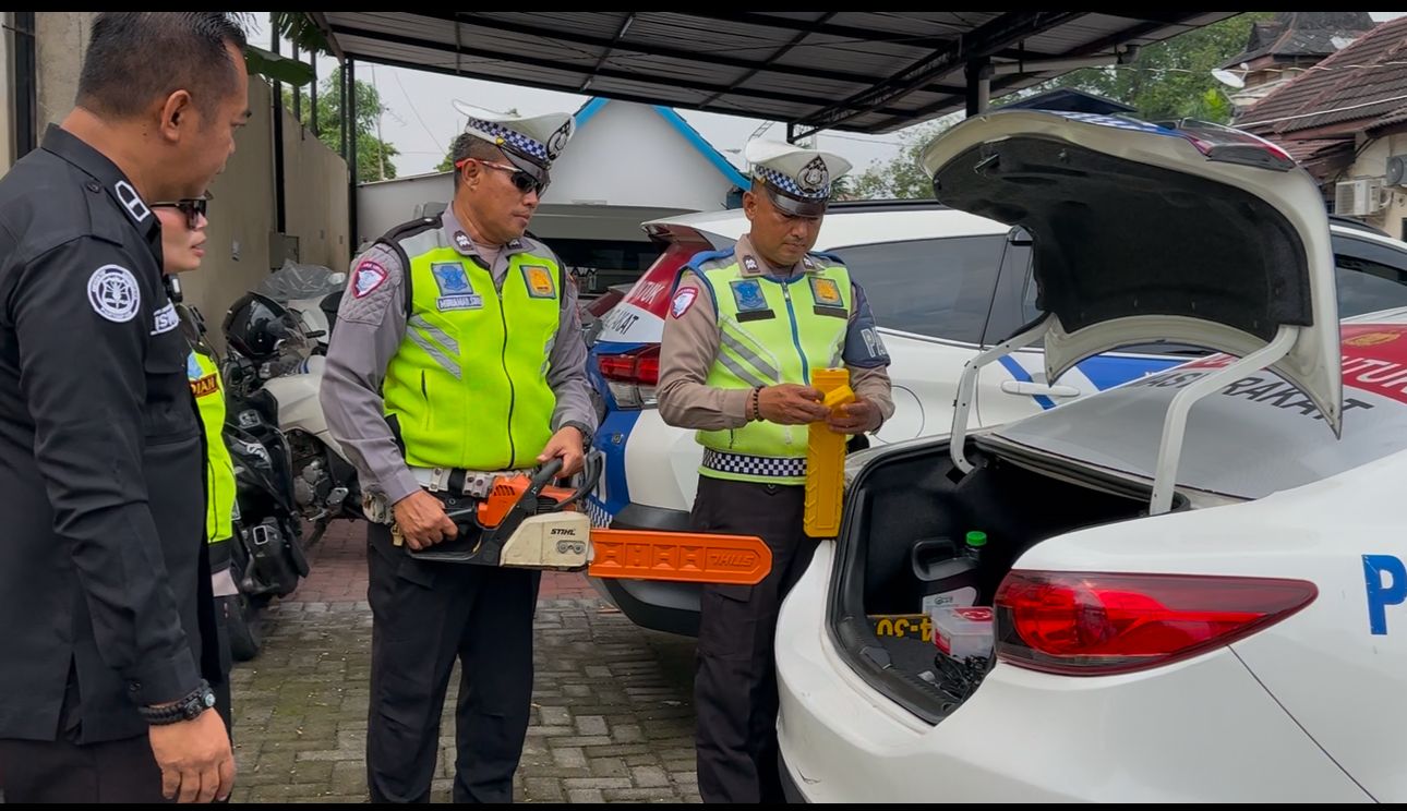 Mobil patroli di Surakarta kini dilengkapi chainsaw, dongkrak, dan jumper mobil untuk bantu pemudik dan tangani pohon tumbang saat mudik.