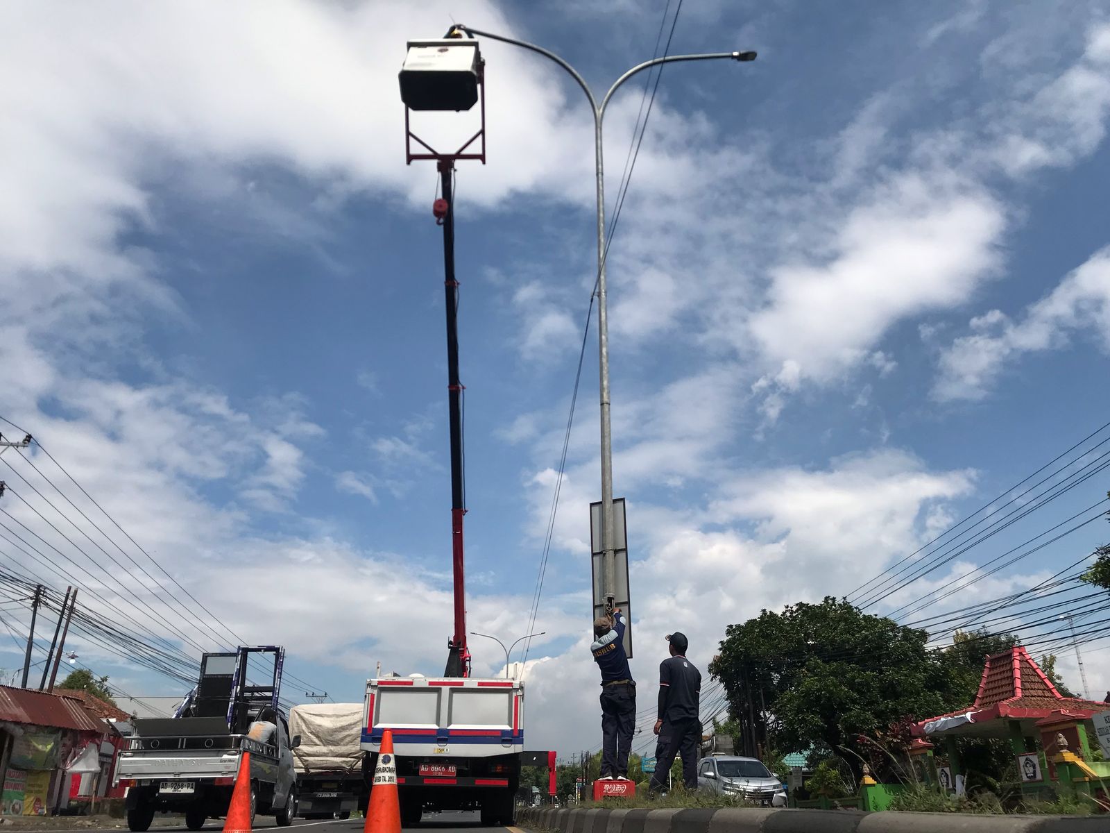 Dinas Perhubungan (Dishub) Kabupaten Boyolali tengah membenahi penerangan jalan umum menjelang puncak arus mudik 2025, Selasa (25/3/2025).
