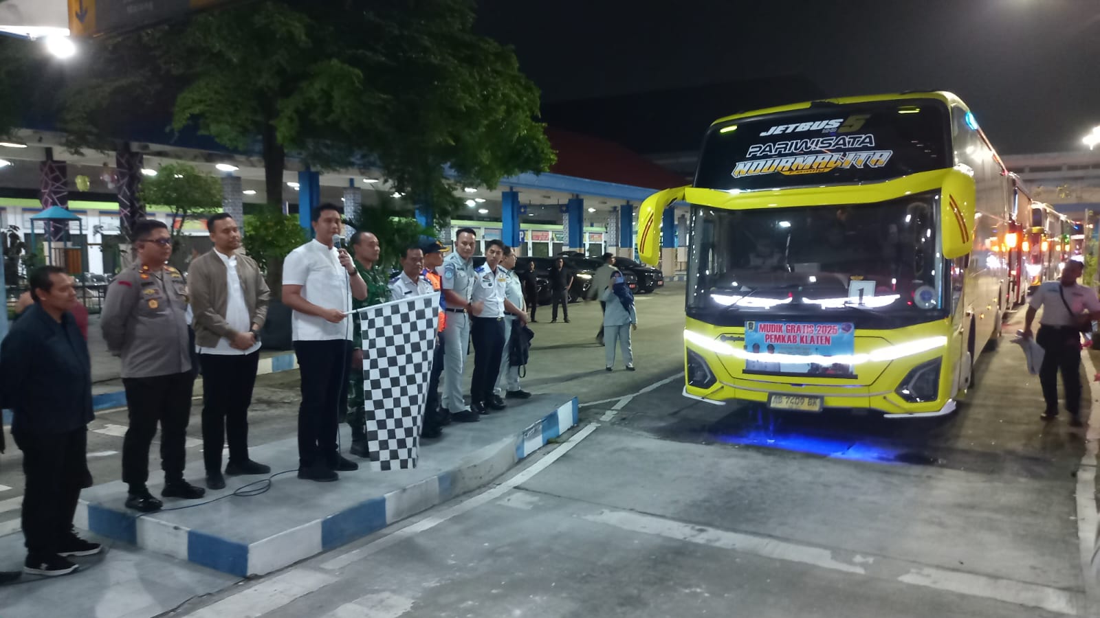 Bupati Klaten, Hamenang Wajar Ismoyo, resmi melepas 10 bus dalam program mudik gratis dari Terminal Ir. Soekarno Klaten menuju Jakarta pada Senin (24/3/2025) malam.