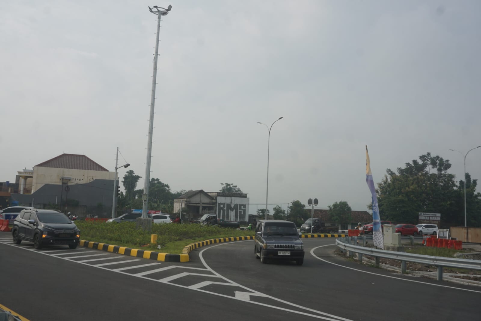 Sejumlah kendaraan dari ruas Jalan Solo-Jogja yang hendak masuk ke Gerbang Tol (GT) Prambanan
