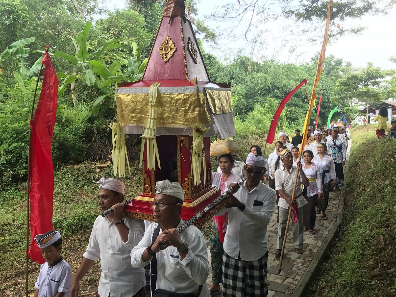 Ratusan umat Hindu di Kecamatan Banyudono, Boyolali, menggelar Upacara Melasti secara khidmat di kompleks Siti Inggil Park, Desa Bendan, Selasa (25/3/2025).