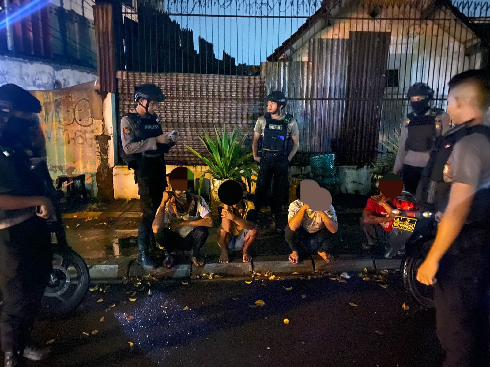 Para pelaku diamankan Tim Sparta Polresta Solo saat bermain kartu remi jenis Cap Sha.