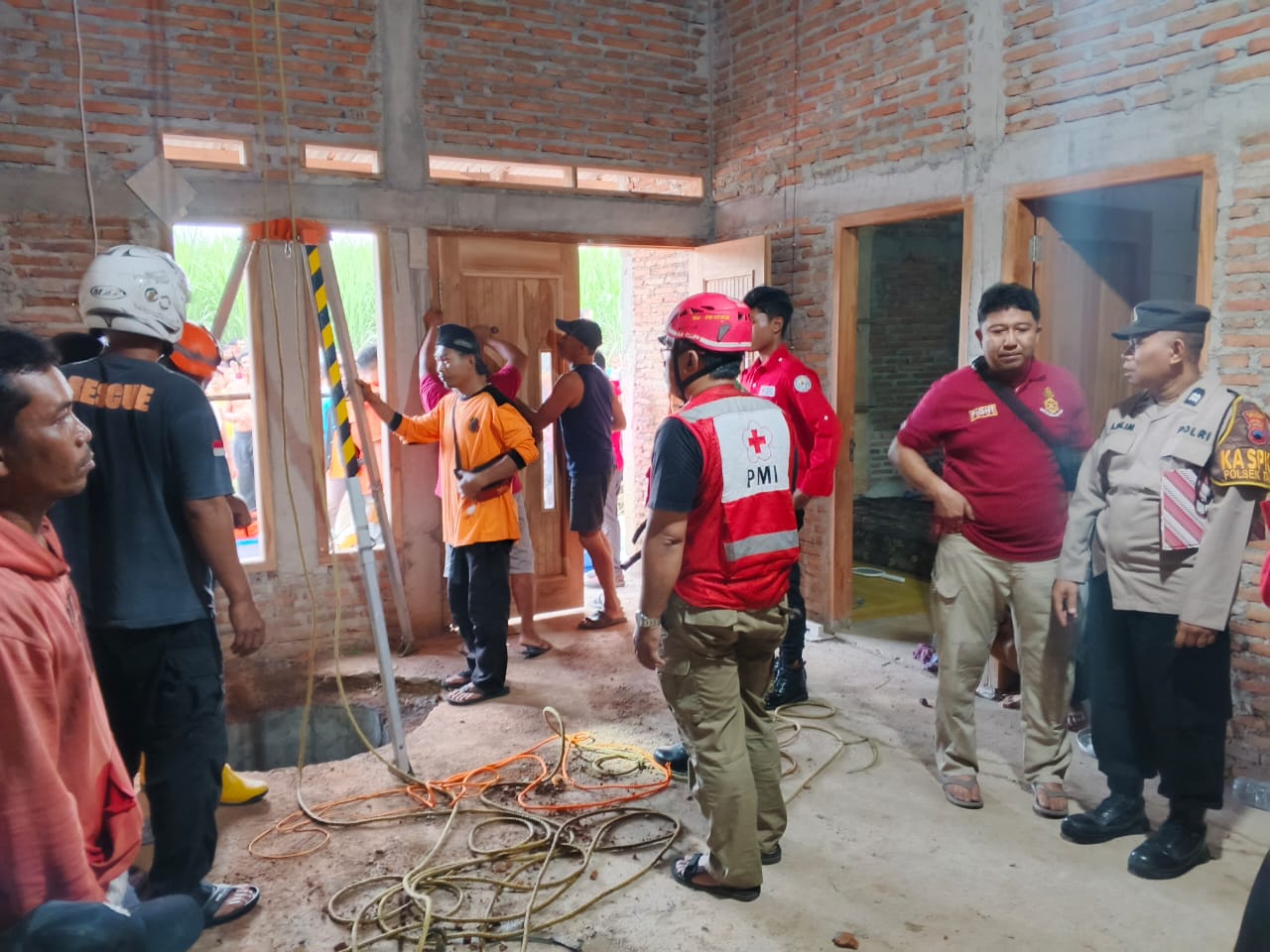 Evakuasi Parmin, warga Dukuh Bonagung, Desa Bonagung, Kecamatan Tanon, Sragen yang terjebur sumur di rumah menantunya, Selasa (25/3/2025).
