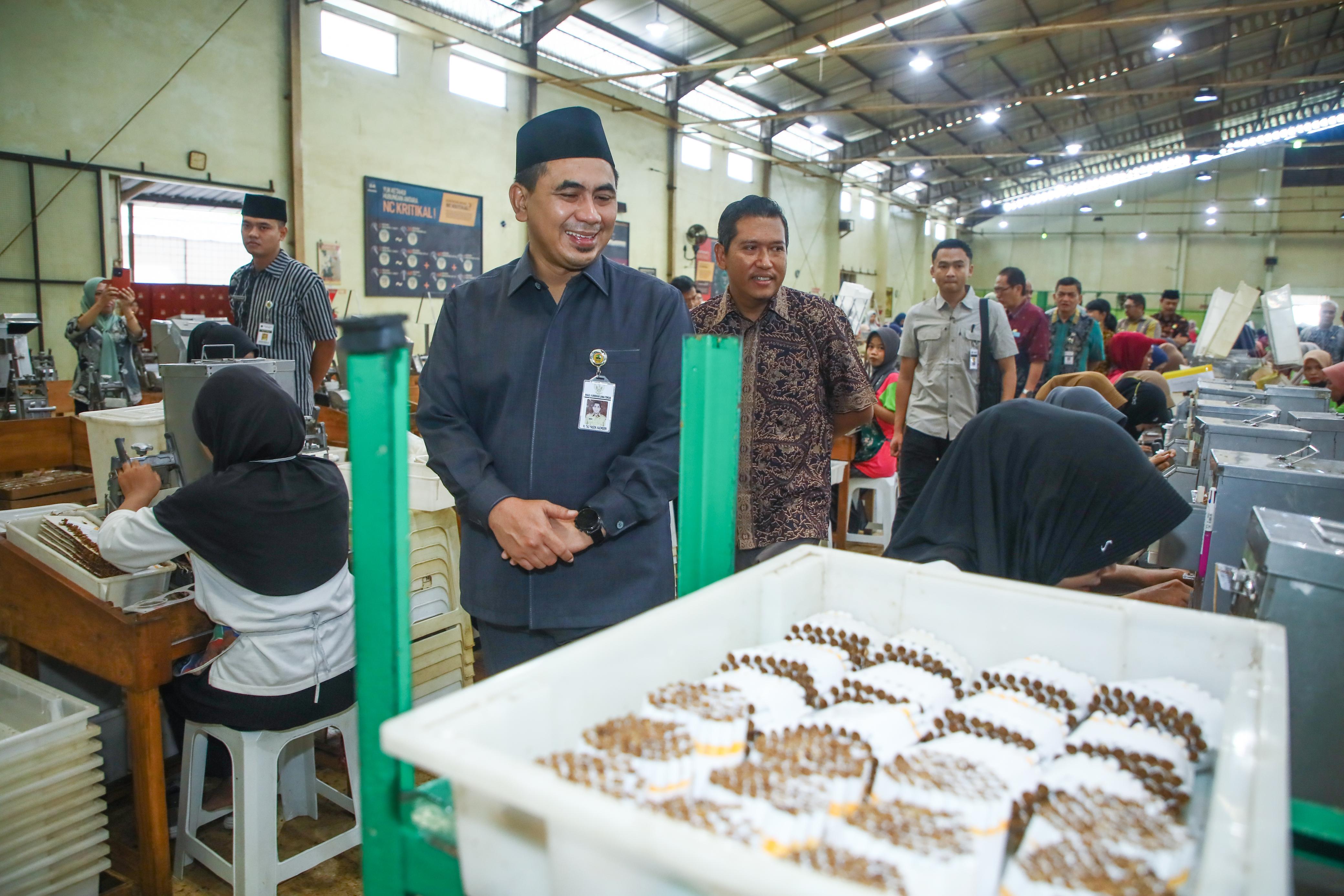 Wakil Gubernur Jawa Tengah Taj Yasin Maimoen pantau aktivitas para pekerja di PT Meta Prima Sejahtera, Kota Semarang, Selasa (25/3/2025).