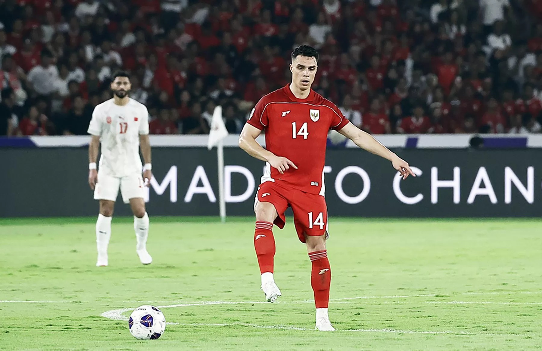 Pemain Timnas Indonesia Joey Pelupessy saat bertanding melawan Timnas Bahrain pada laga Grup C putaran ketiga Kualifikasi Piala Dunia 2026 Zona Asia di Stadion Utama Gelora Bung Karno, Senayan.