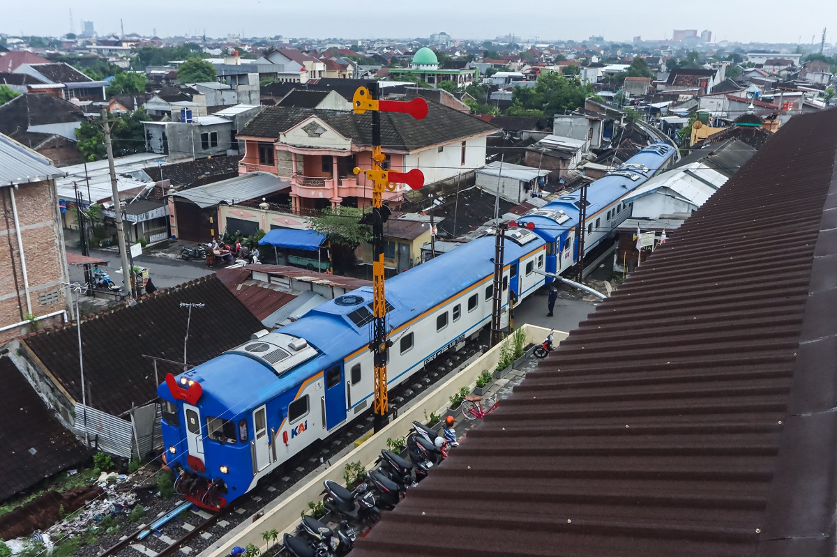 KA Batara Kresna membelah permukiman padat penduduk di Kota Solo.