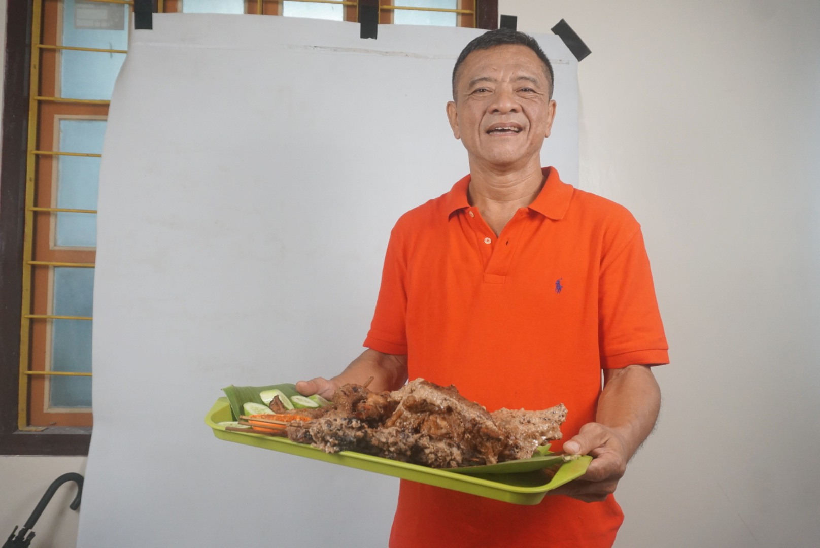 TRADISIONAL: Bobby Sampurna merupakan generasi ketiga yang melanjutkan usaha ayam panggang khas Klaten ini.