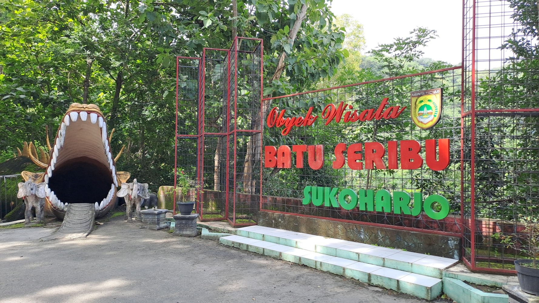 GERBANG UTAMA: Objek Wisata Batu Seribu yang terletak di Kecamatan Weru, Kabupaten Sukoharjo.