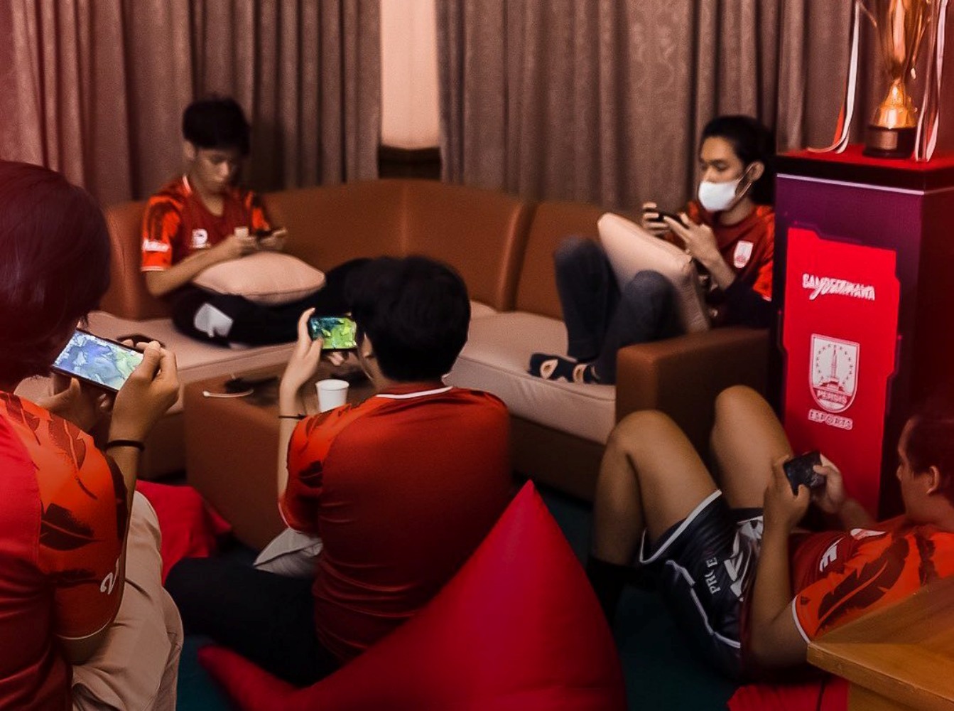 MENGEMBANGKAN DIRI: Para player Persis Solo Esport saat bermain. Laskar Sambernyawa mengembangkan berbagai divisi game.