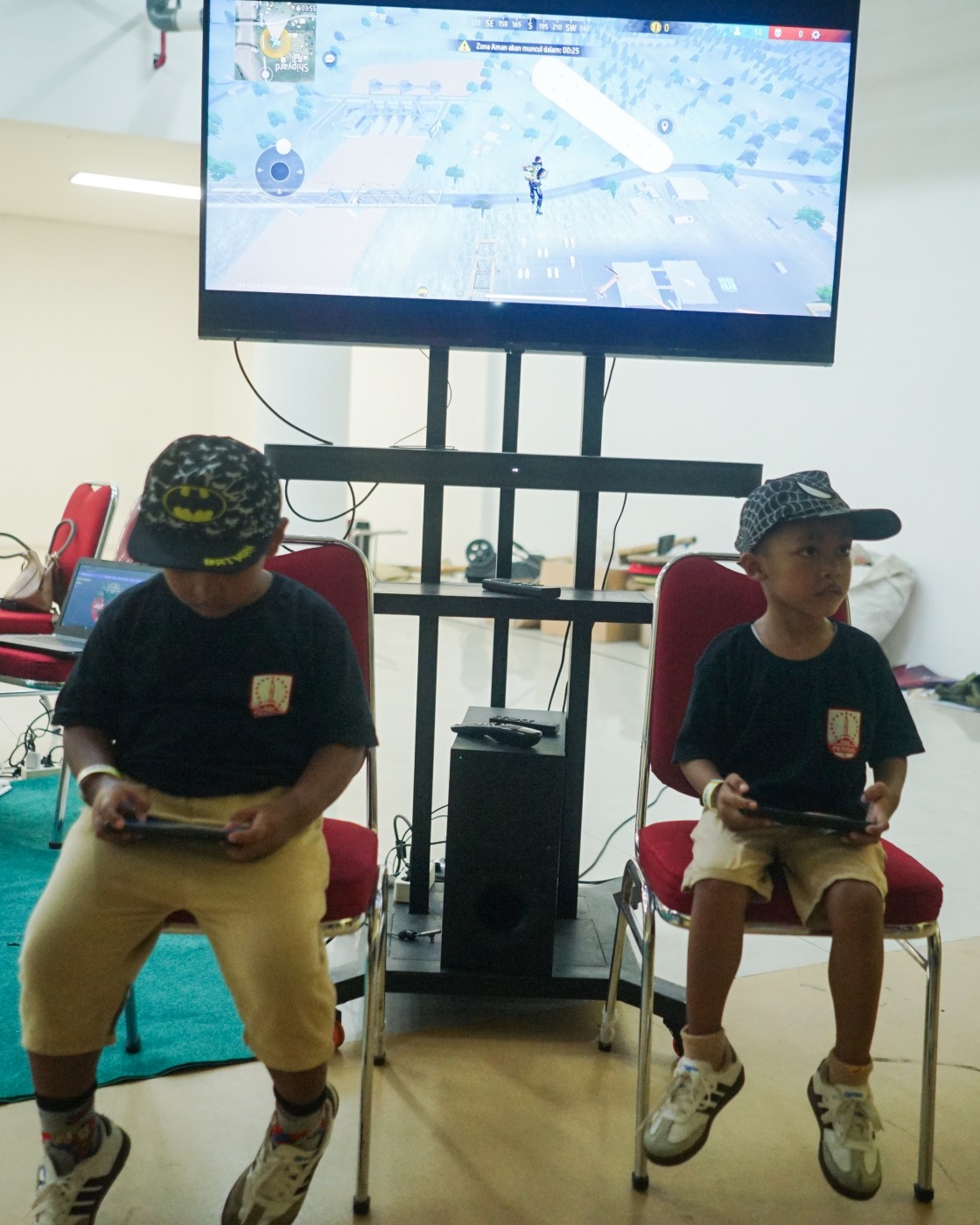 PEMBINAAN: Dua orang anak-anak tengah bermain game di salah satu event yang digelar Persis Solo Esport di Stadion Manahan.