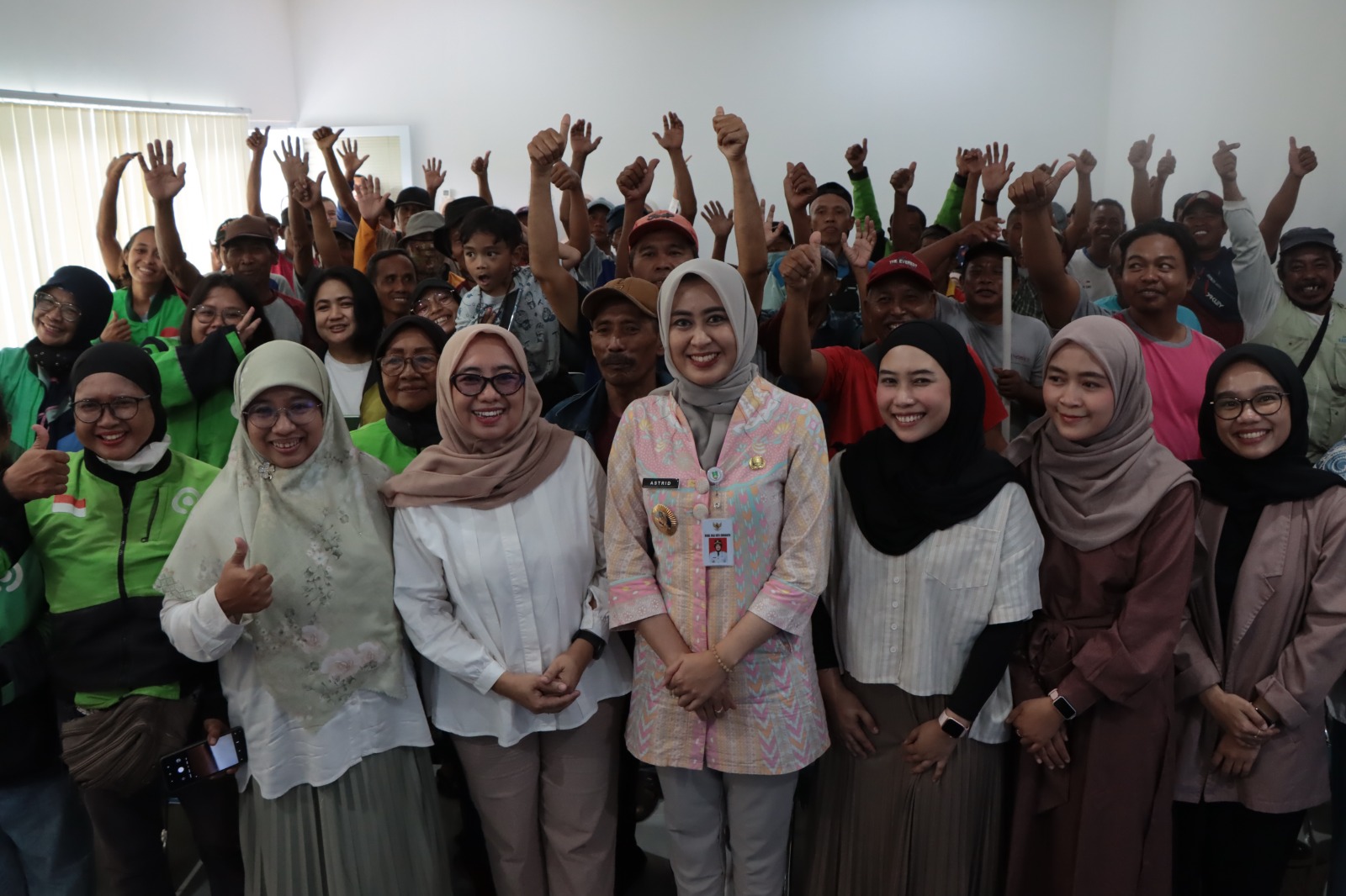 PEDULI SESAMA: Wakil Wali Kota Solo Astrid Widayani hadir dalam Berbagi Paket Kebahagiaan bersama Rumah Zakat, Paragon Corp dan Radar Solo di Kantor Jawa Pos Radar Solo, Selasa (25/53/2025).